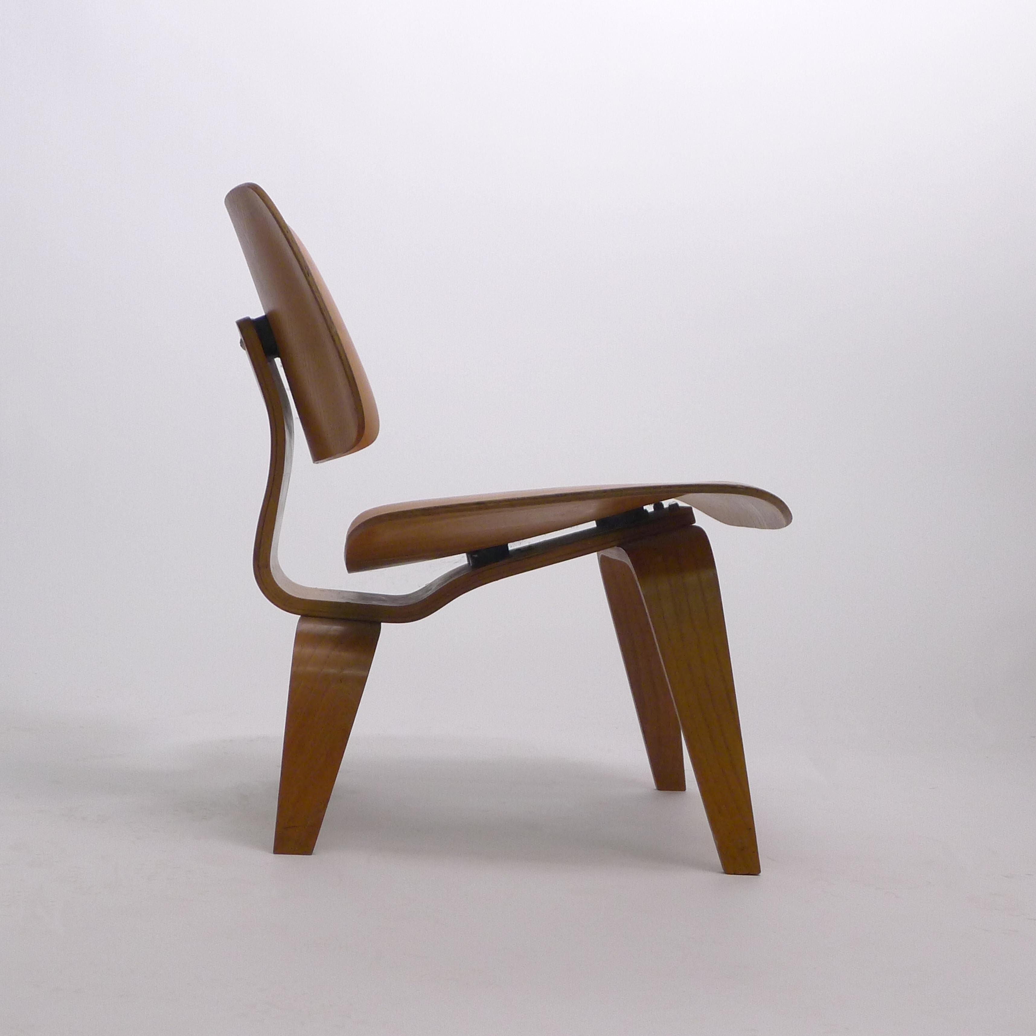 Charles Eames, early original LCW chair, ash plywood, Evans production, 1948 In condizioni buone in vendita a Wargrave, Berkshire