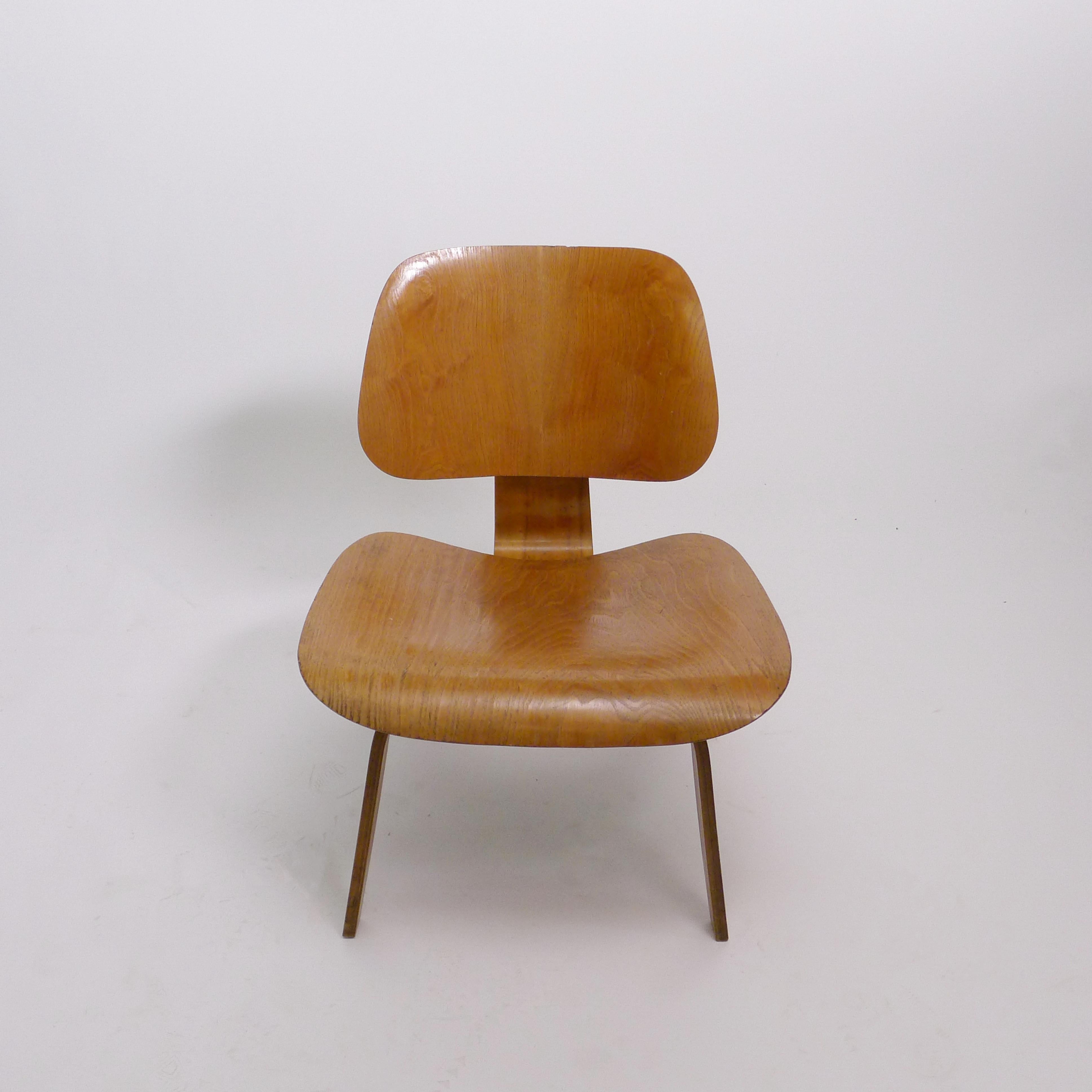 Metà XX secolo Charles Eames, early original LCW chair, ash plywood, Evans production, 1948 in vendita