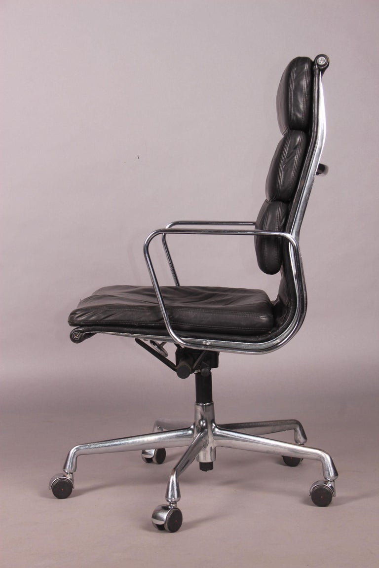 Charles Eames Executive Soft Pad Chair For Sale at 1stdibs