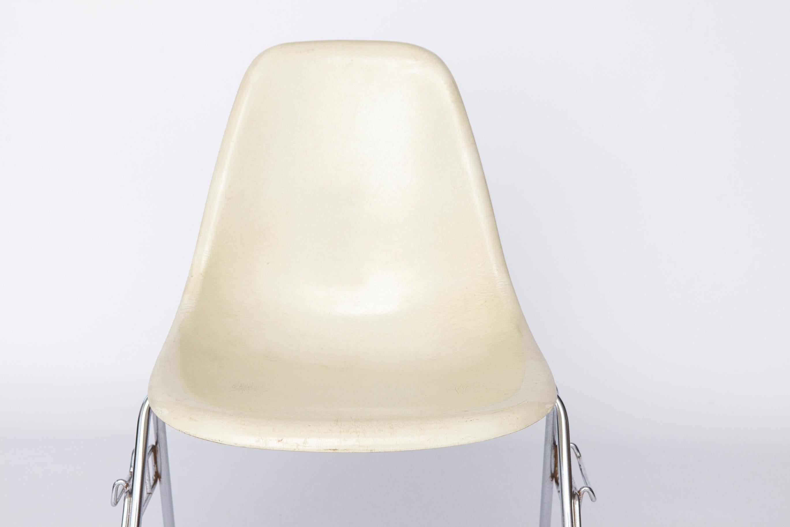 Charles Eames Fiberglass Chair – Model DSS, 1950s Original Design

Original Charles Eames fiberglass chair, model DSS, dating from the late 1950s (first designed in 1955).
Not marked.

Features a sturdy metal base and a fiberglass shell seat — a