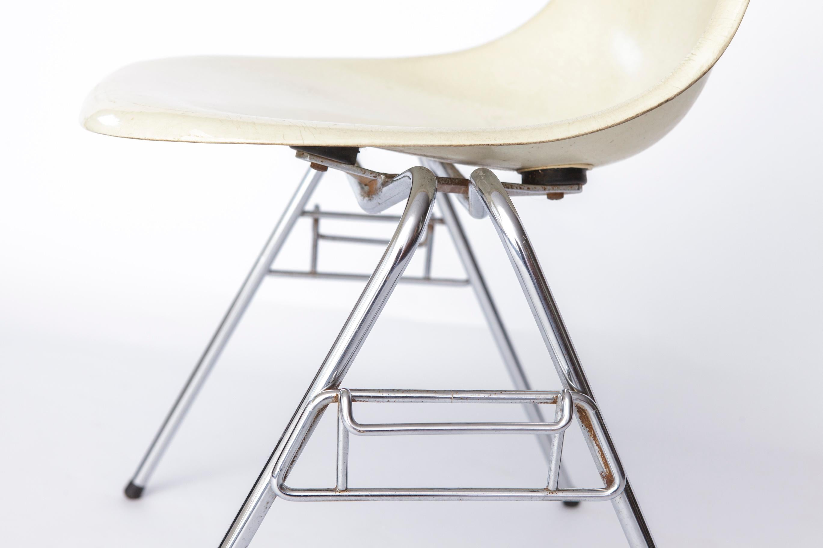 Charles Eames Fiberglass Chair – Model DSS, 1950s Mid-Century Modern Design In Good Condition For Sale In Hannover, DE