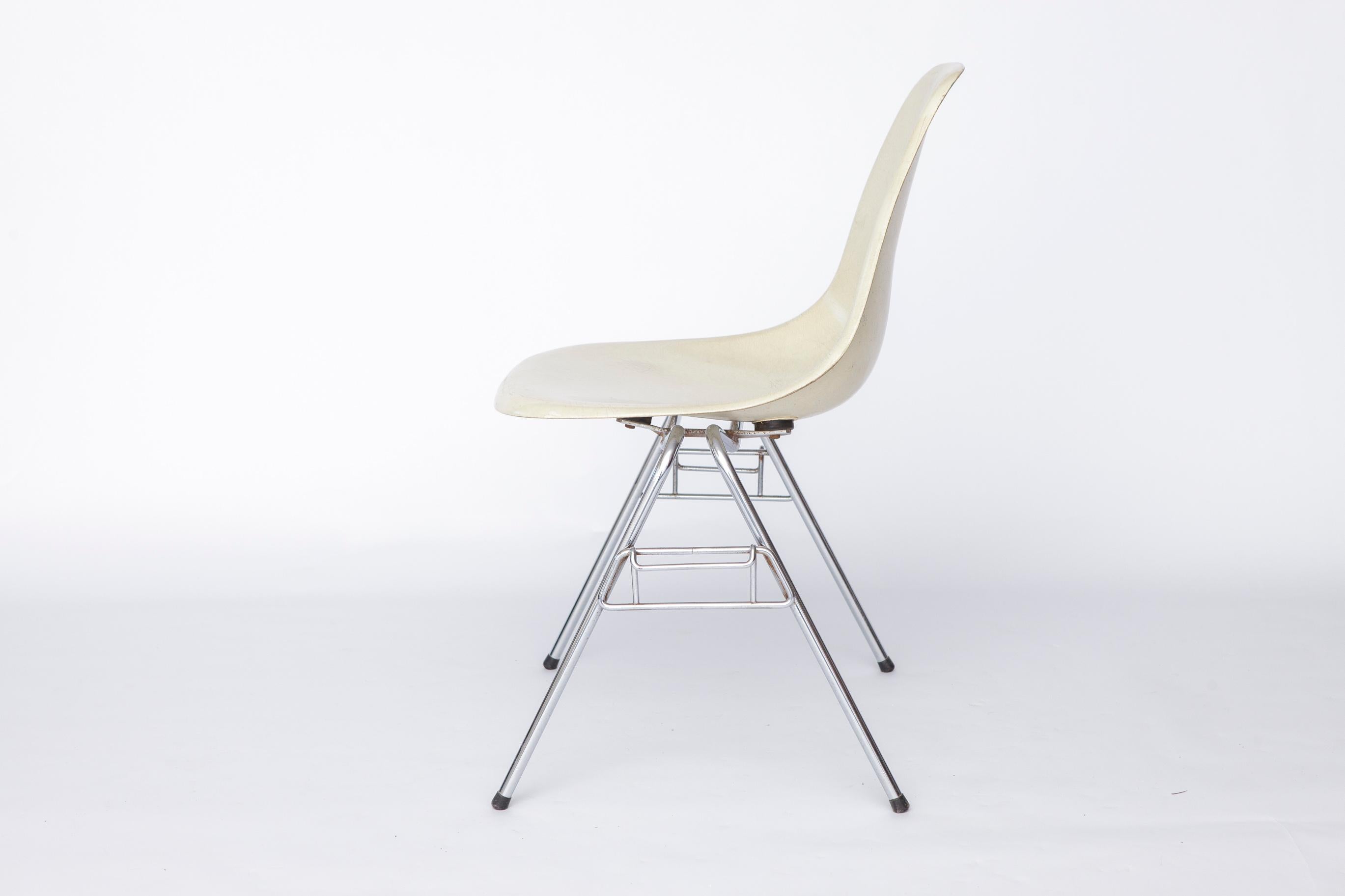 Mid-20th Century Charles Eames Fiberglass Chair – Model DSS, 1950s Mid-Century Modern Design For Sale