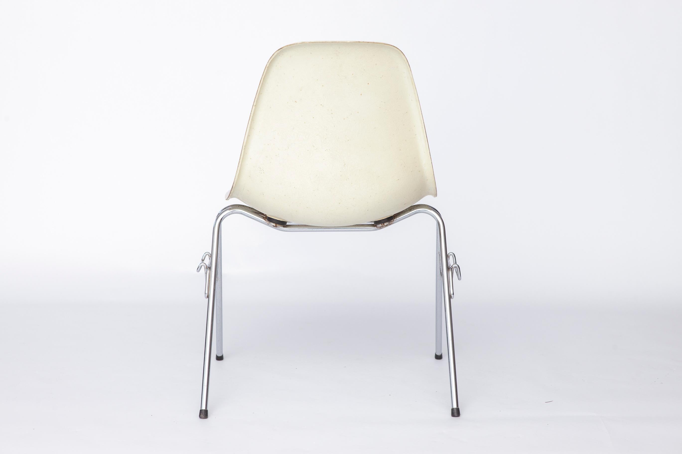 Metal Charles Eames Fiberglass Chair – Model DSS, 1950s Mid-Century Modern Design For Sale