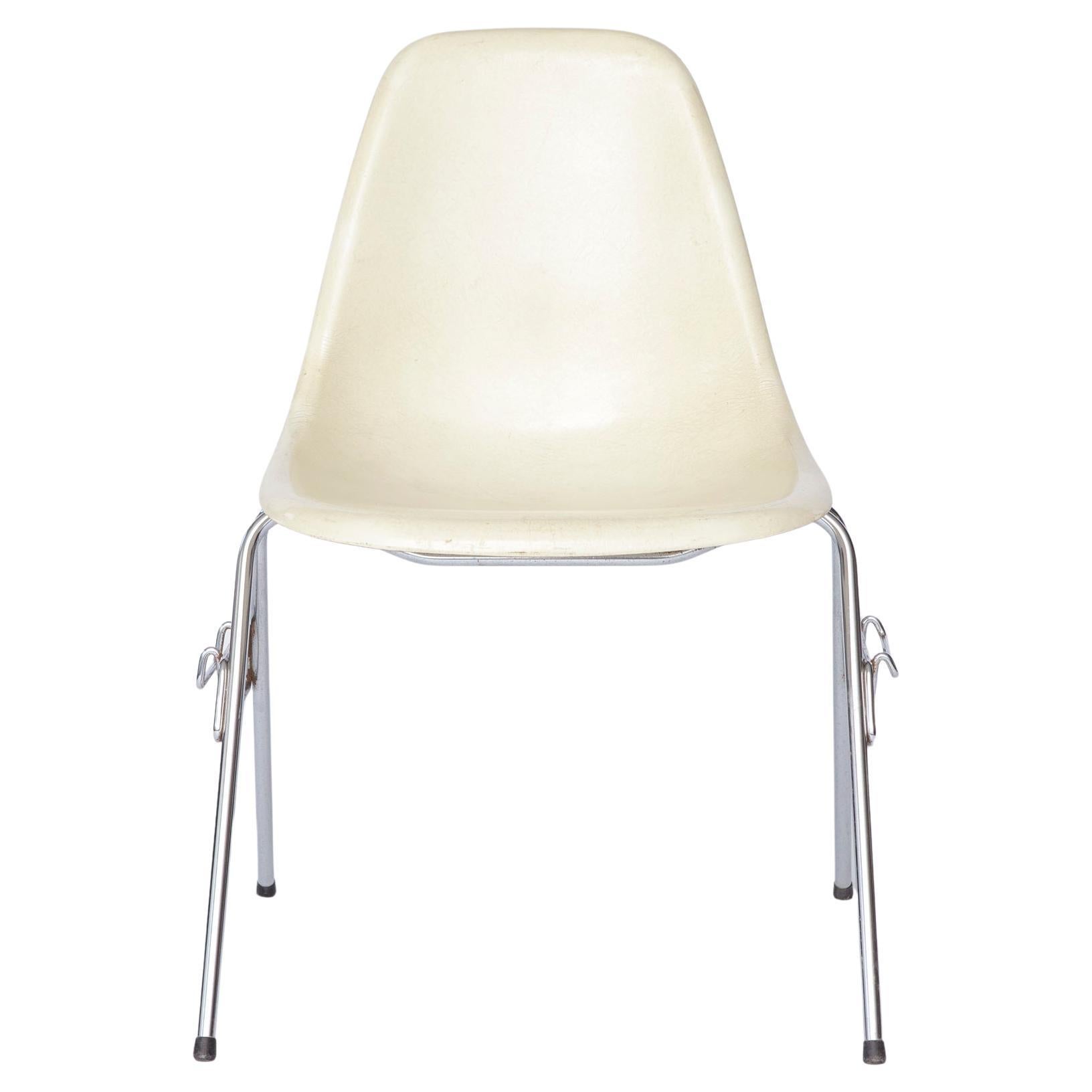 Charles Eames Fiberglass Chair – Model DSS, 1950s Mid-Century Modern Design For Sale