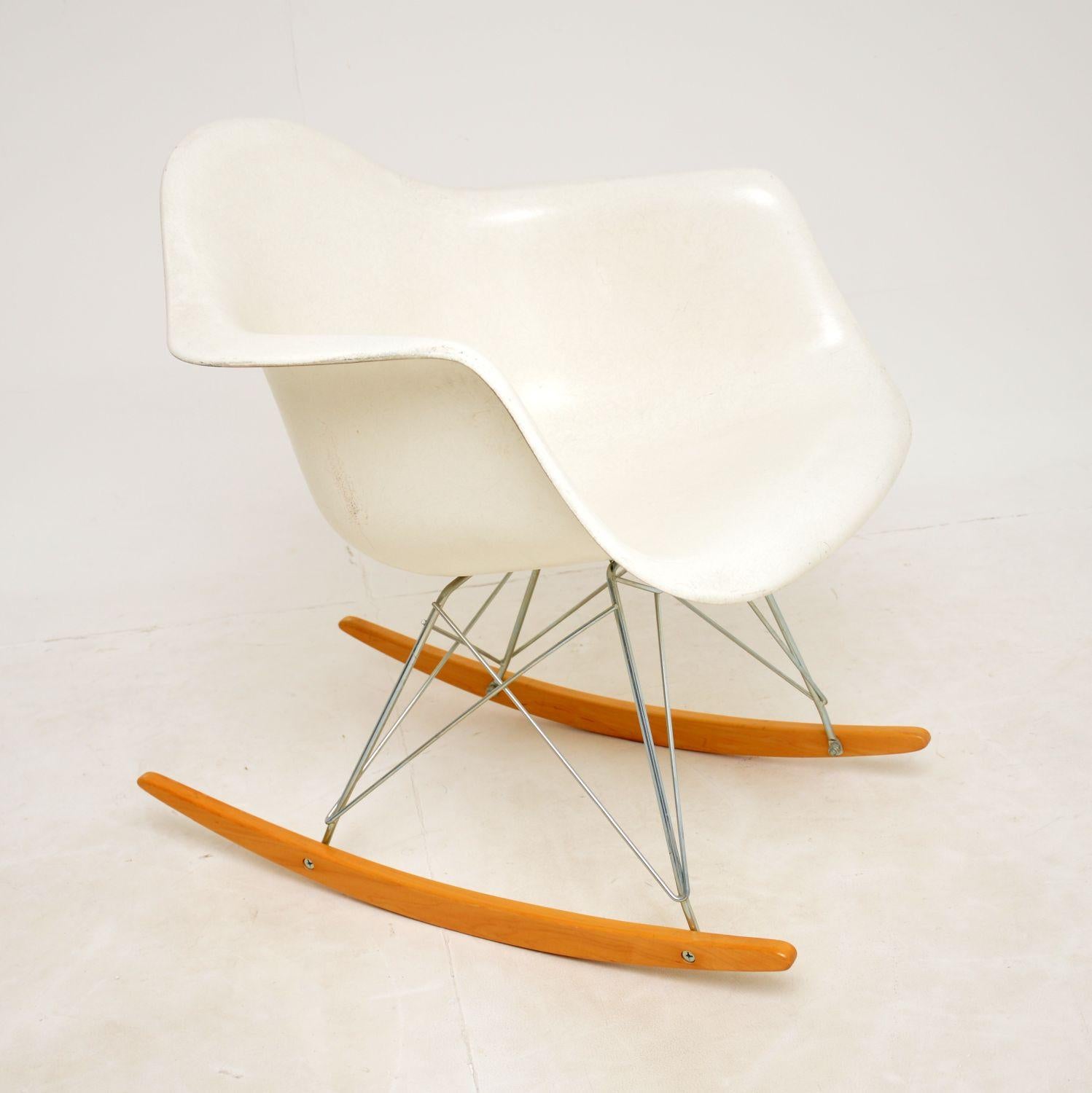 A superb genuine Charles Eames designed fibreglass rocking chair. This was made by Modernica in Los Angeles in the late 20th century.

This was made using the original factory moulds and in the original materials used in the original mid century