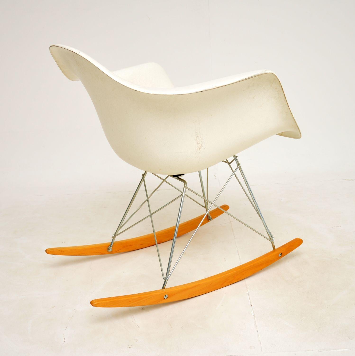 Charles Eames Fibreglass Rocking Chair by Modernica In Good Condition In London, GB