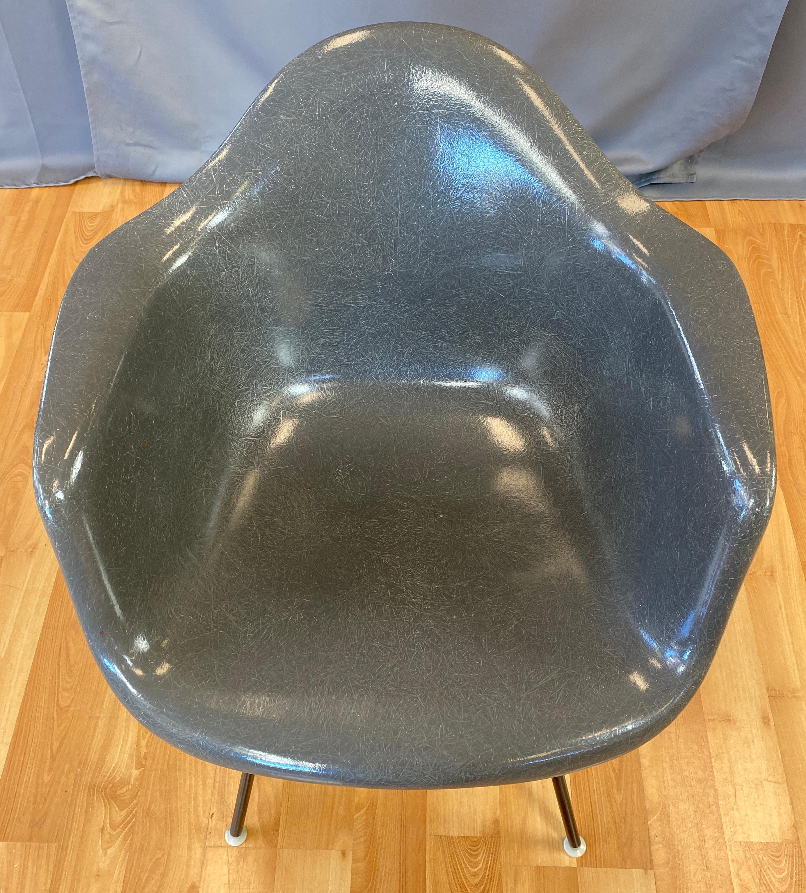 Americano Charles Eames Flame Logo Poltrona a conchiglia in fibra di vetro per Herman Miller in vendita