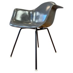 Charles Eames Flame Logo Poltrona a conchiglia in fibra di vetro per Herman Miller