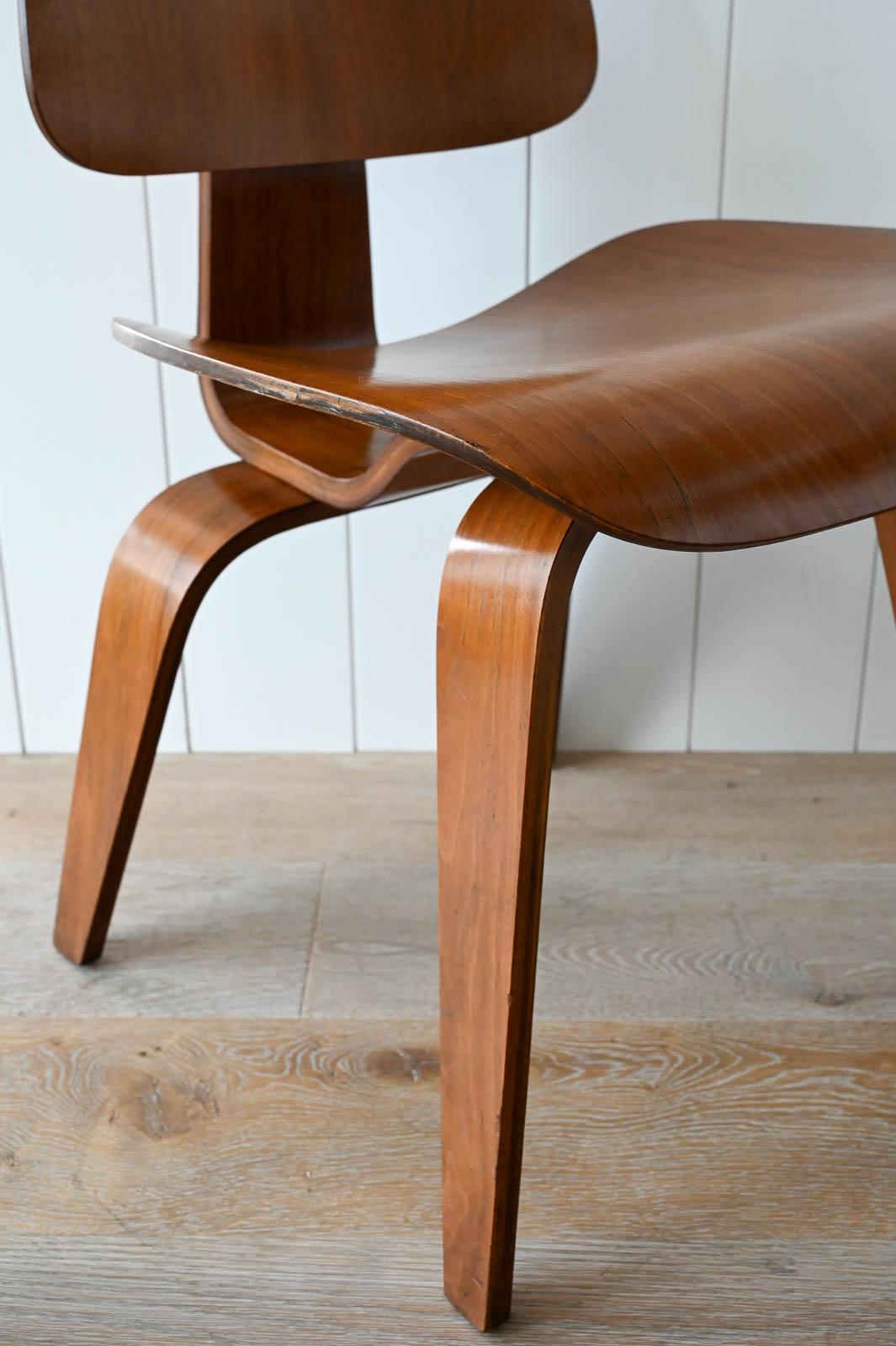 Charles Eames for Herman Miller 1st Generation Early Walnut DCW, ca. 1950 For Sale 4