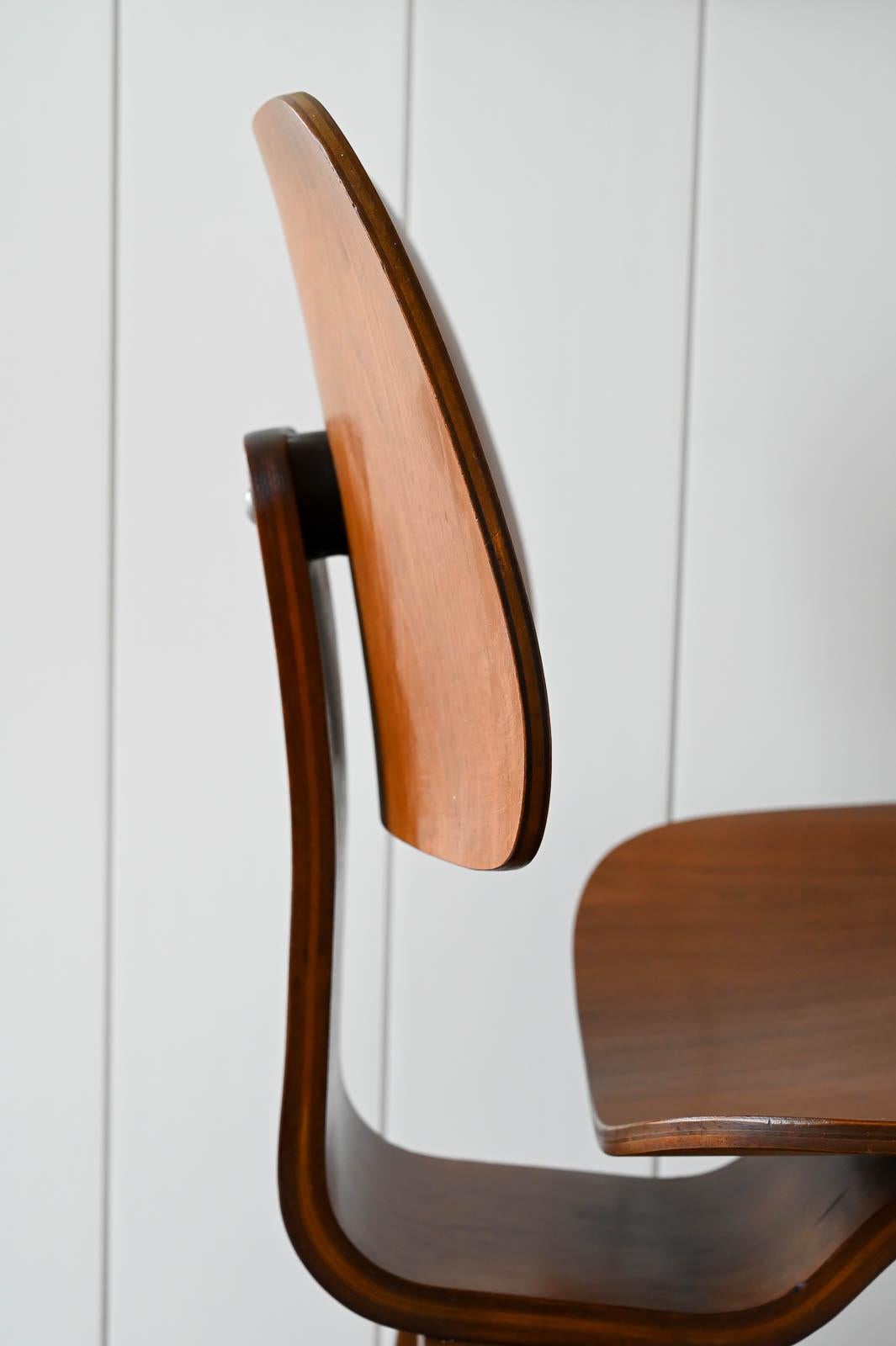 Charles Eames for Herman Miller 1st Generation Early Walnut DCW, ca. 1950 For Sale 5