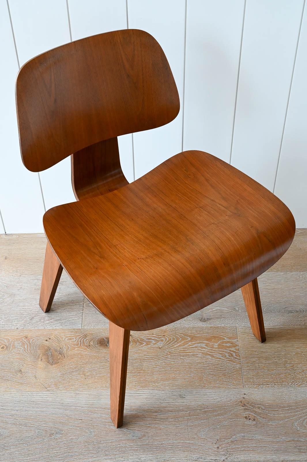 Charles Eames for Herman Miller 1st Generation Early Walnut DCW, ca. 1950 For Sale 6