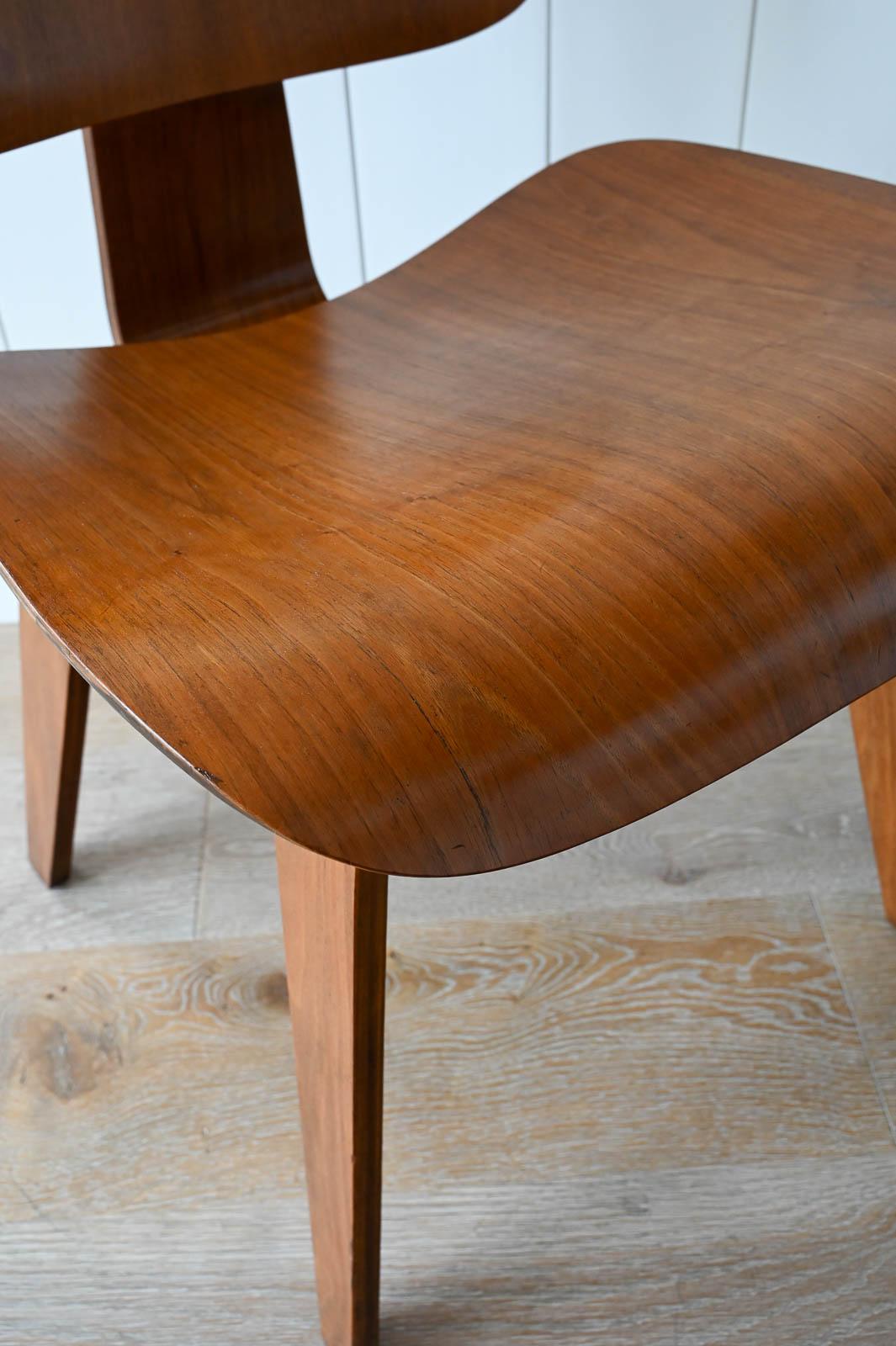 Charles Eames for Herman Miller 1st Generation Early Walnut DCW, ca. 1950 For Sale 7