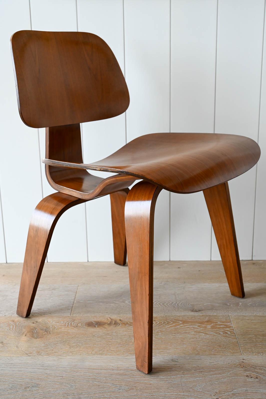 Mid-Century Modern Charles Eames for Herman Miller 1st Generation Early Walnut DCW, ca. 1950 For Sale