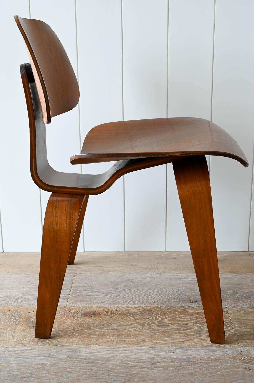 American Charles Eames for Herman Miller 1st Generation Early Walnut DCW, ca. 1950 For Sale