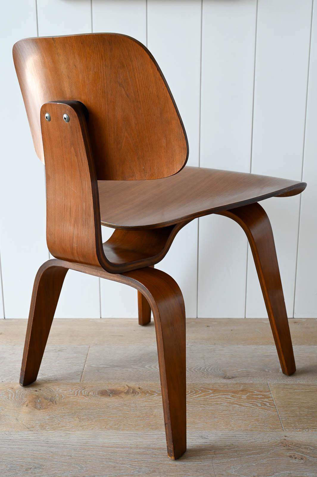 Charles Eames for Herman Miller 1st Generation Early Walnut DCW, ca. 1950 In Good Condition For Sale In Costa Mesa, CA