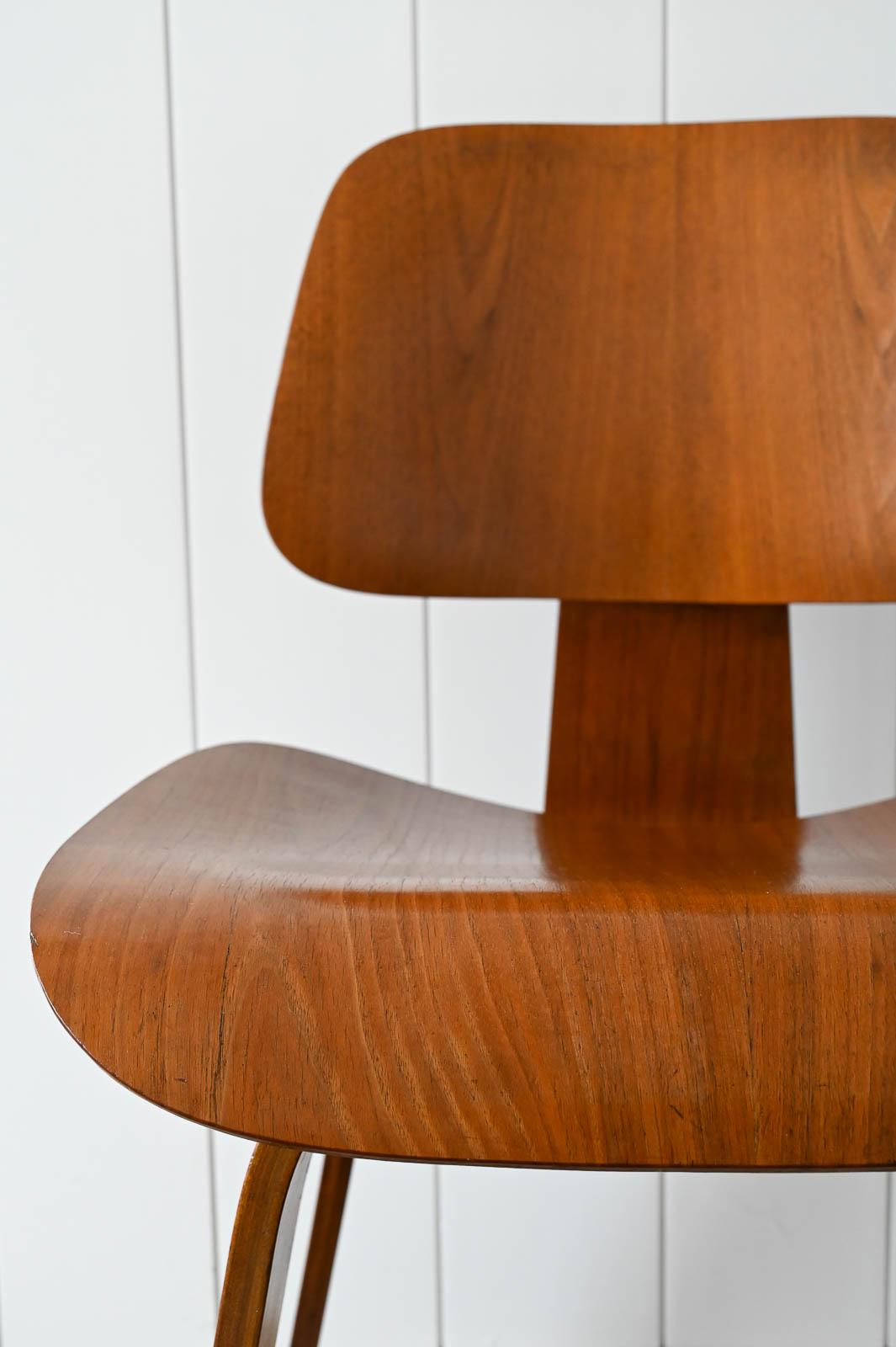 Charles Eames for Herman Miller 1st Generation Early Walnut DCW, ca. 1950 For Sale 3