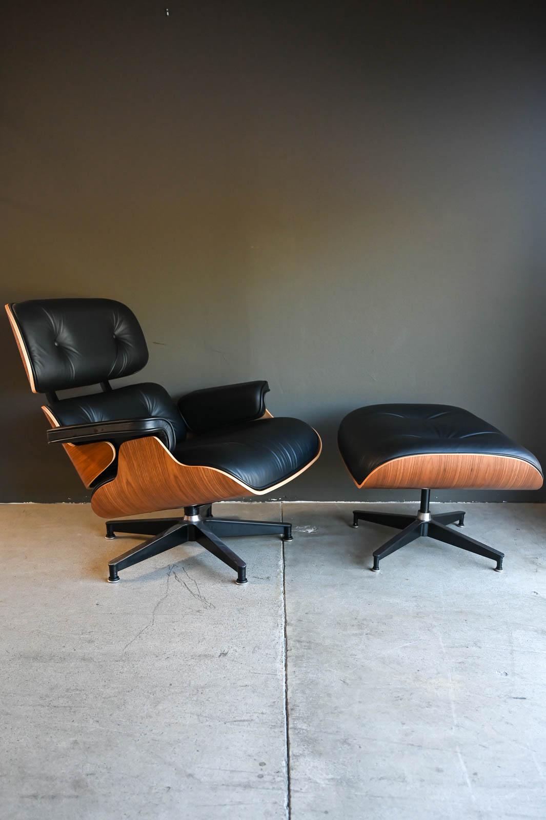 Charles Eames für Herman Miller 670/671 Lounge Chair und Ottoman, 2021.  Schöne fast neue Charles Eames Lounge Stuhl mit Ottomane in begehrten 2100 Serie glatten schwarzen Leder.  Stuhl wurde nie benutzt, nur für die Inszenierung und ist in