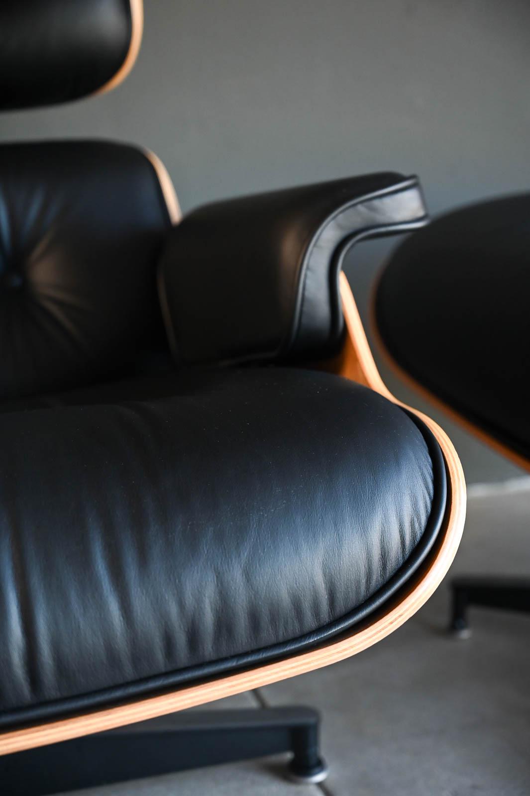 Charles Eames für Herman Miller 670/671 Lounge Chair und Ottoman, 2021 im Zustand „Hervorragend“ im Angebot in Costa Mesa, CA