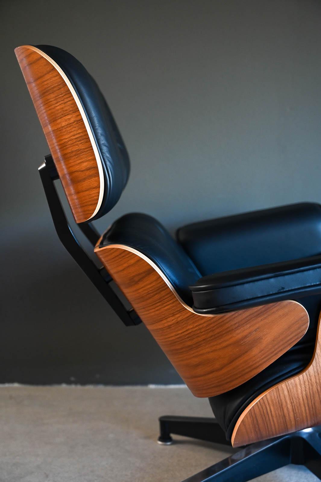 XXIe siècle et contemporain Chaise longue et pouf Charles Eames pour Herman Miller 670/671, 2021 en vente