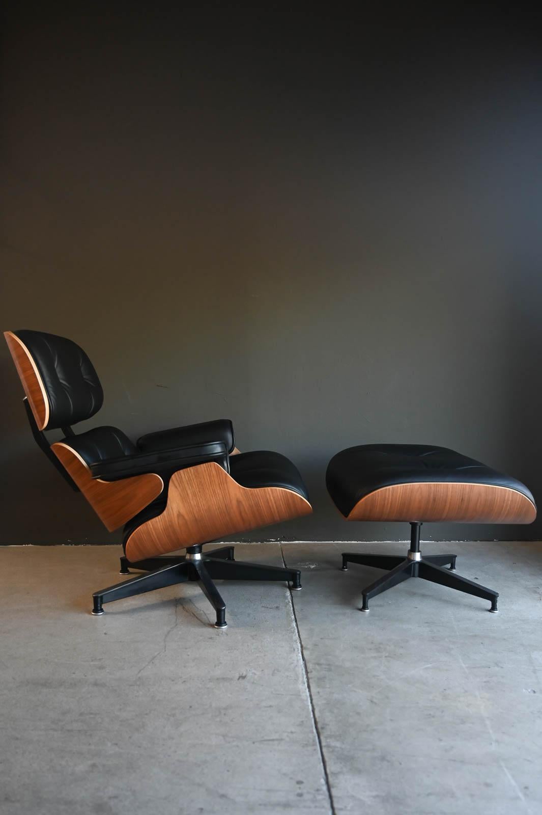 Charles Eames für Herman Miller 670/671 Lounge Chair und Ottoman, 2021 (Leder) im Angebot