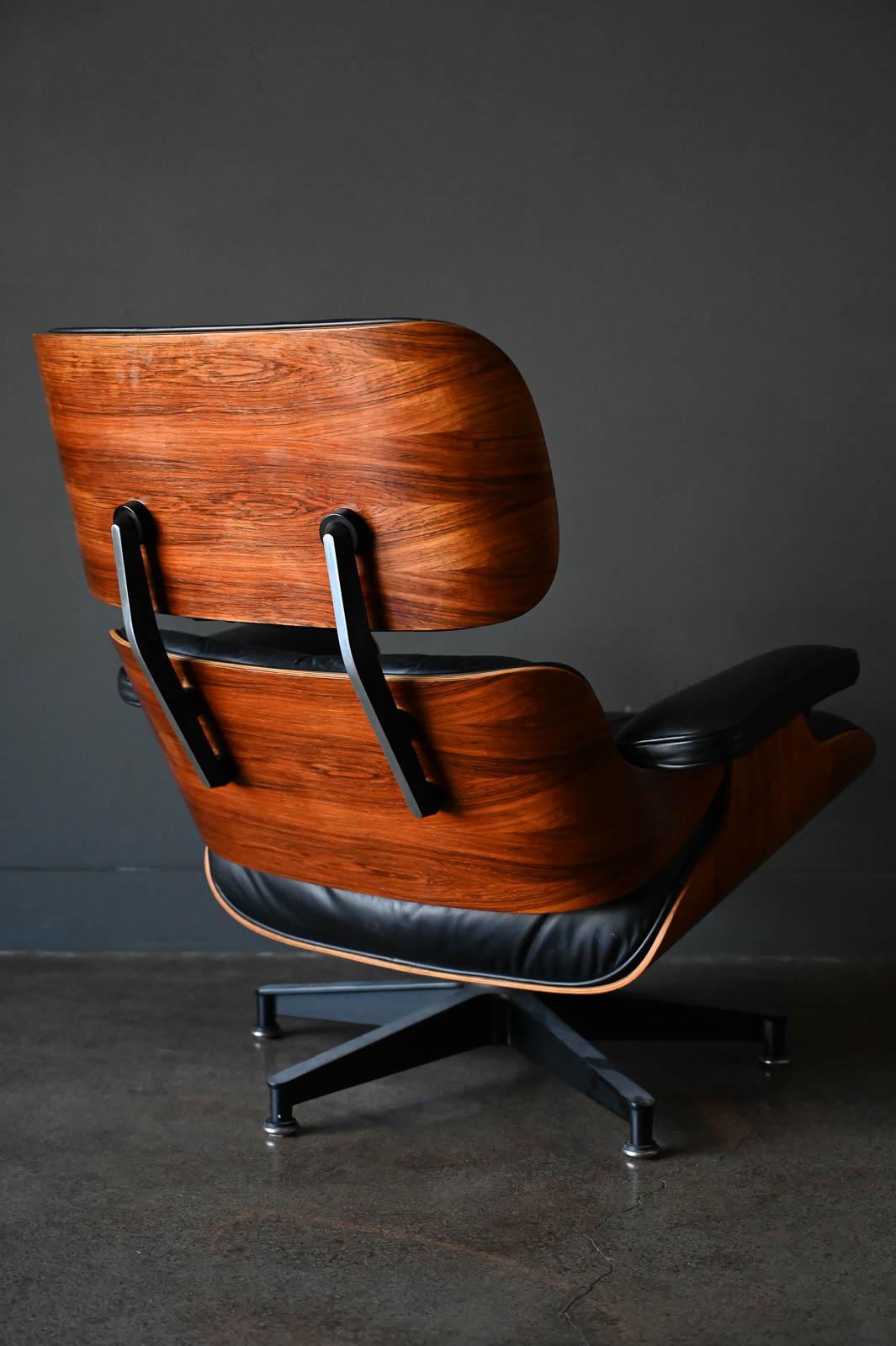 Charles Eames for Herman Miller 670 Lounge Chair in Rosewood, circa 1971 In Good Condition In Costa Mesa, CA