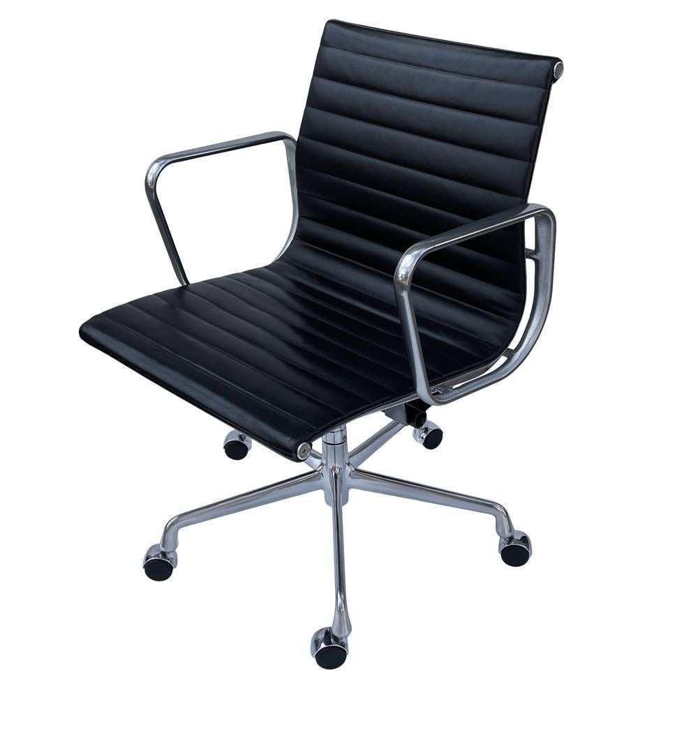 Pair Charles Eames for Herman Miller Aluminum Group Office Chair Black Leather 3
