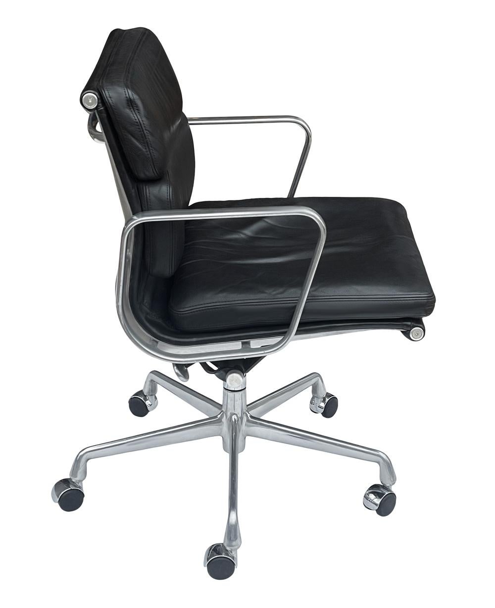 A vintage aluminum group task / office soft pad chair designed by Charles Eames and manufactured by Herman Miller. The chair features aluminum framing with black leather soft pads. Manufacturers label.