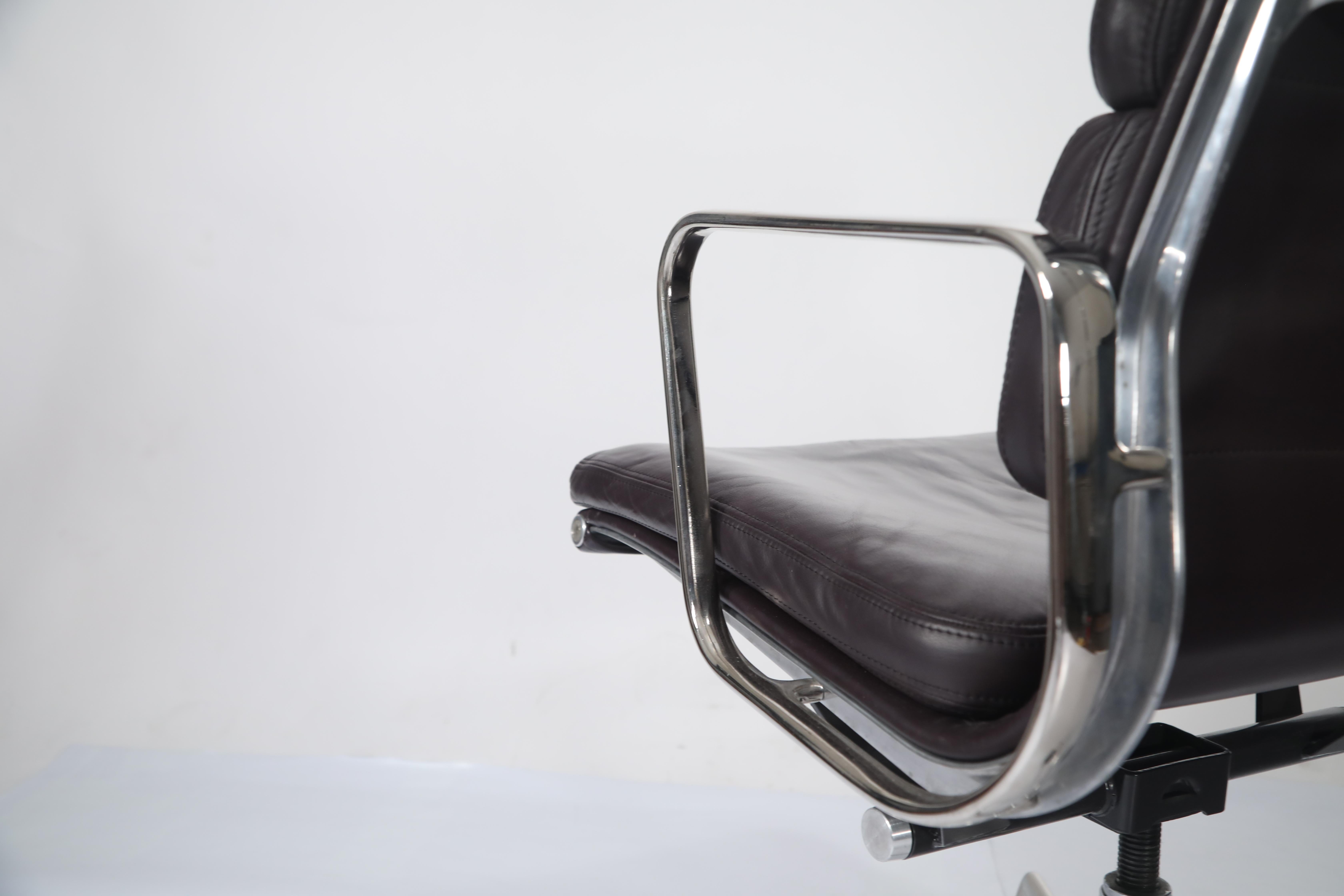 Charles Eames for Herman Miller Auburgine Soft Pad Management Chair, circa 1980 3