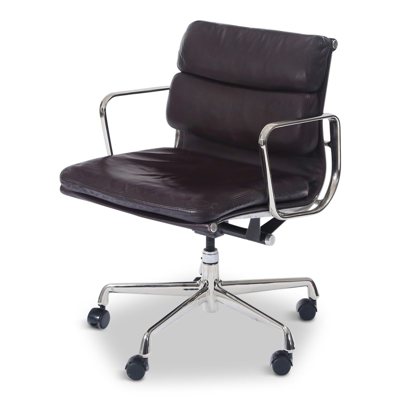 A collectible and sought after leather 'Soft Pad' Management Desk chair from the Aluminum Group line, designed by Charles and Ray Eames for Herman Miller. Featuring its original vintage Auburgine color leather upholstery over five-star aluminum base