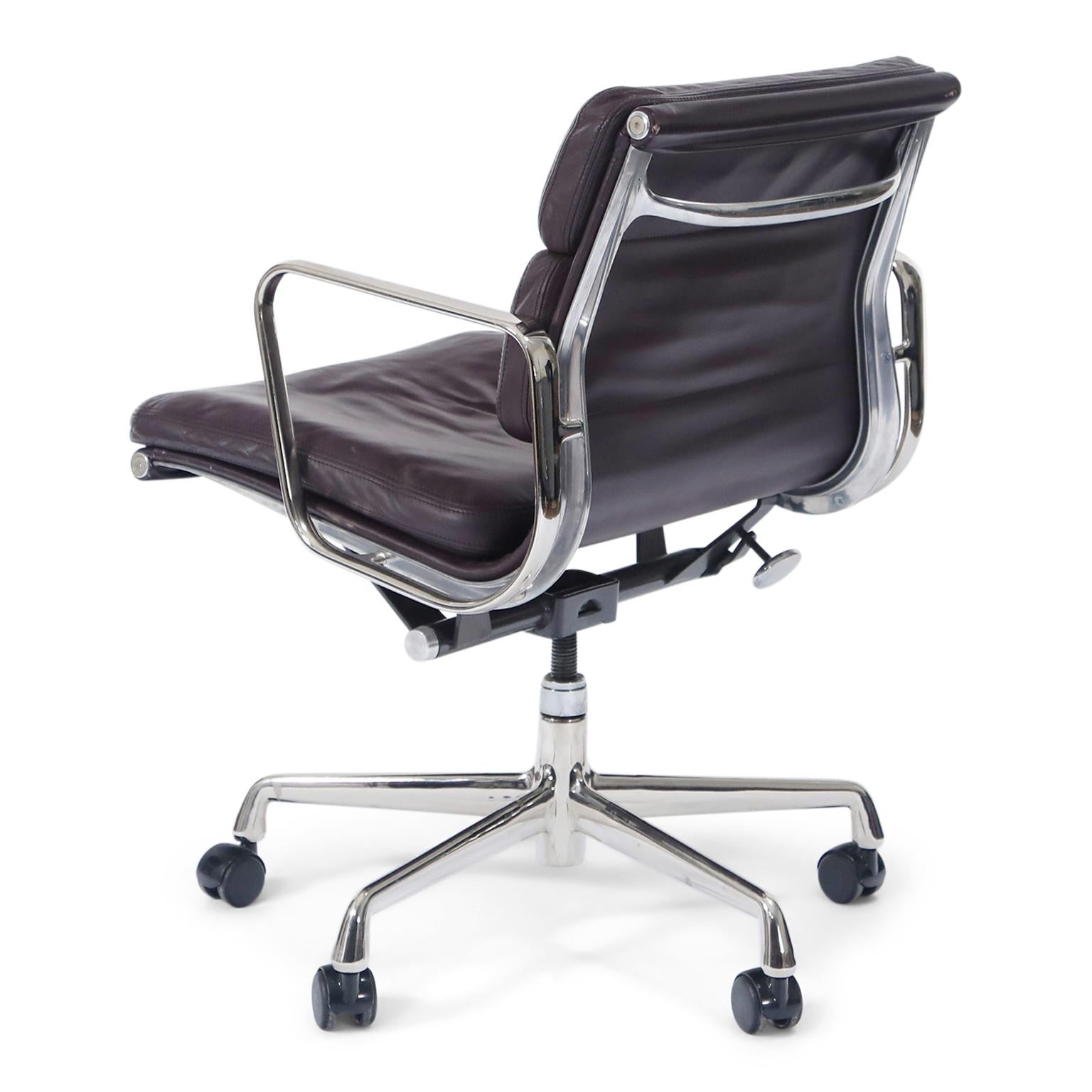 American Charles Eames for Herman Miller Auburgine Soft Pad Management Chair, circa 1980