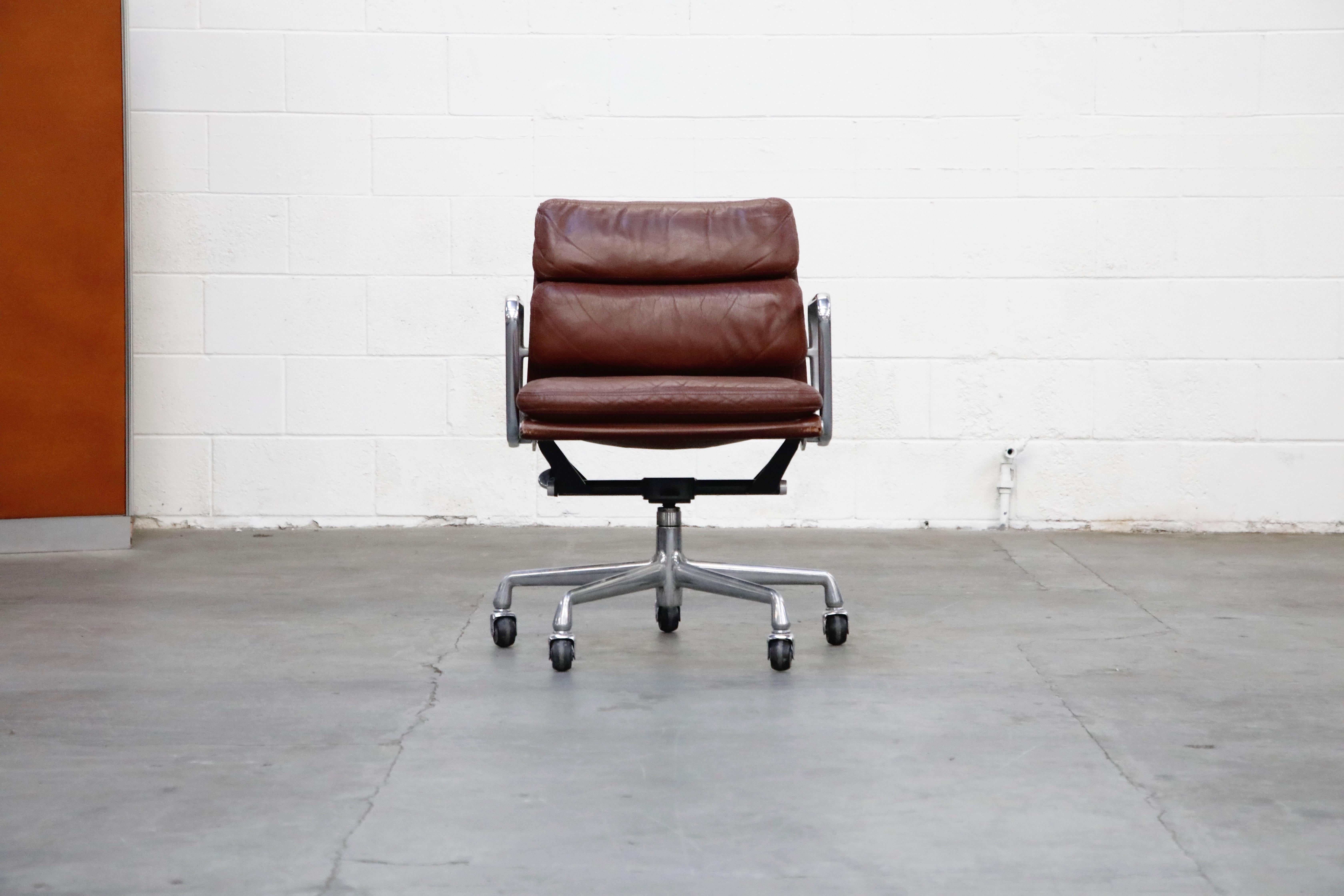 A collectible and sought after leather 'Soft Pad' Management Desk chair from the Aluminum Group line, designed by Charles and Ray Eames for Herman Miller. Featuring its original vintage brown color leather upholstery over five-star aluminum base and