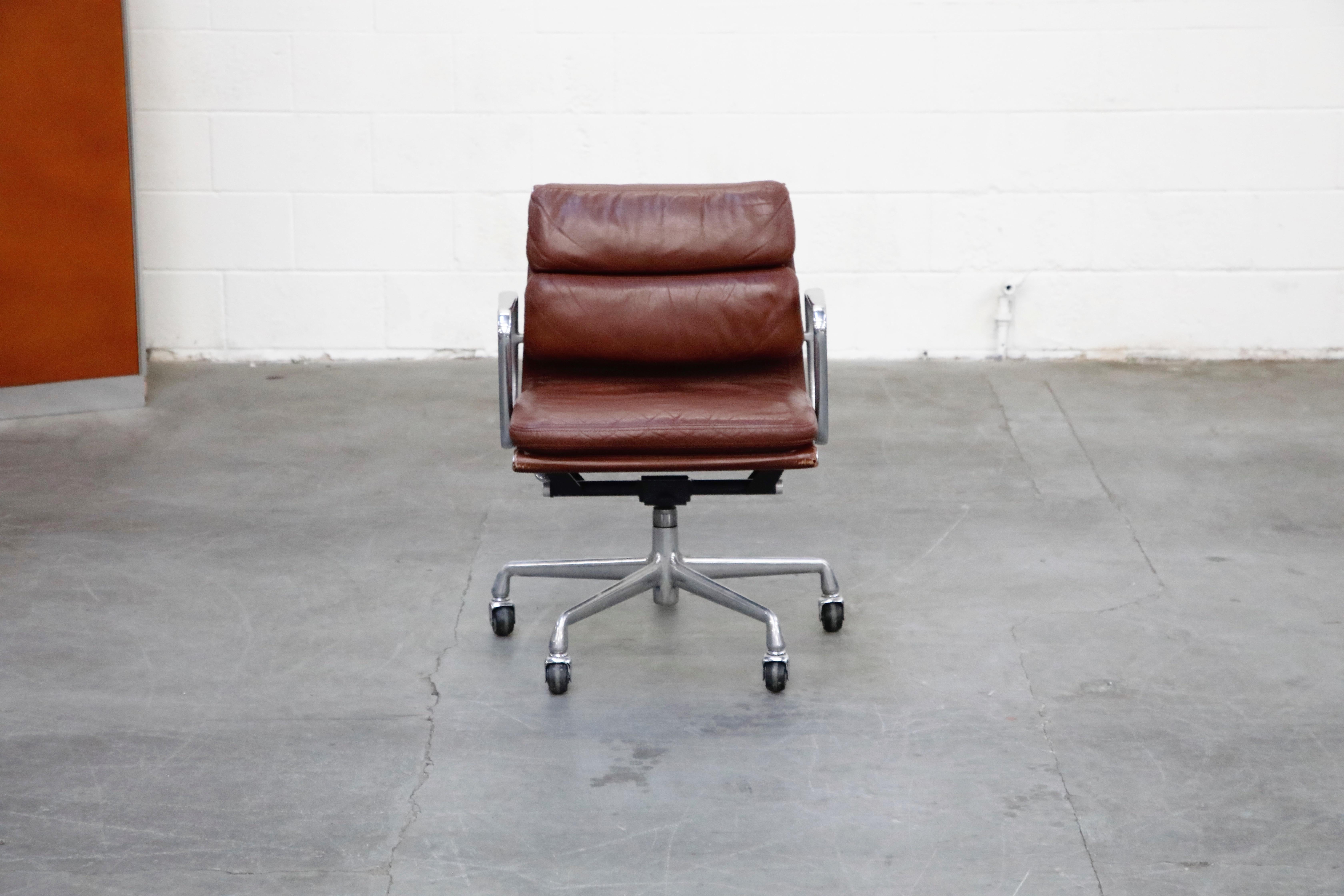 Mid-Century Modern Charles Eames for Herman Miller Brown Leather Soft Pad Management Chair:: Signé