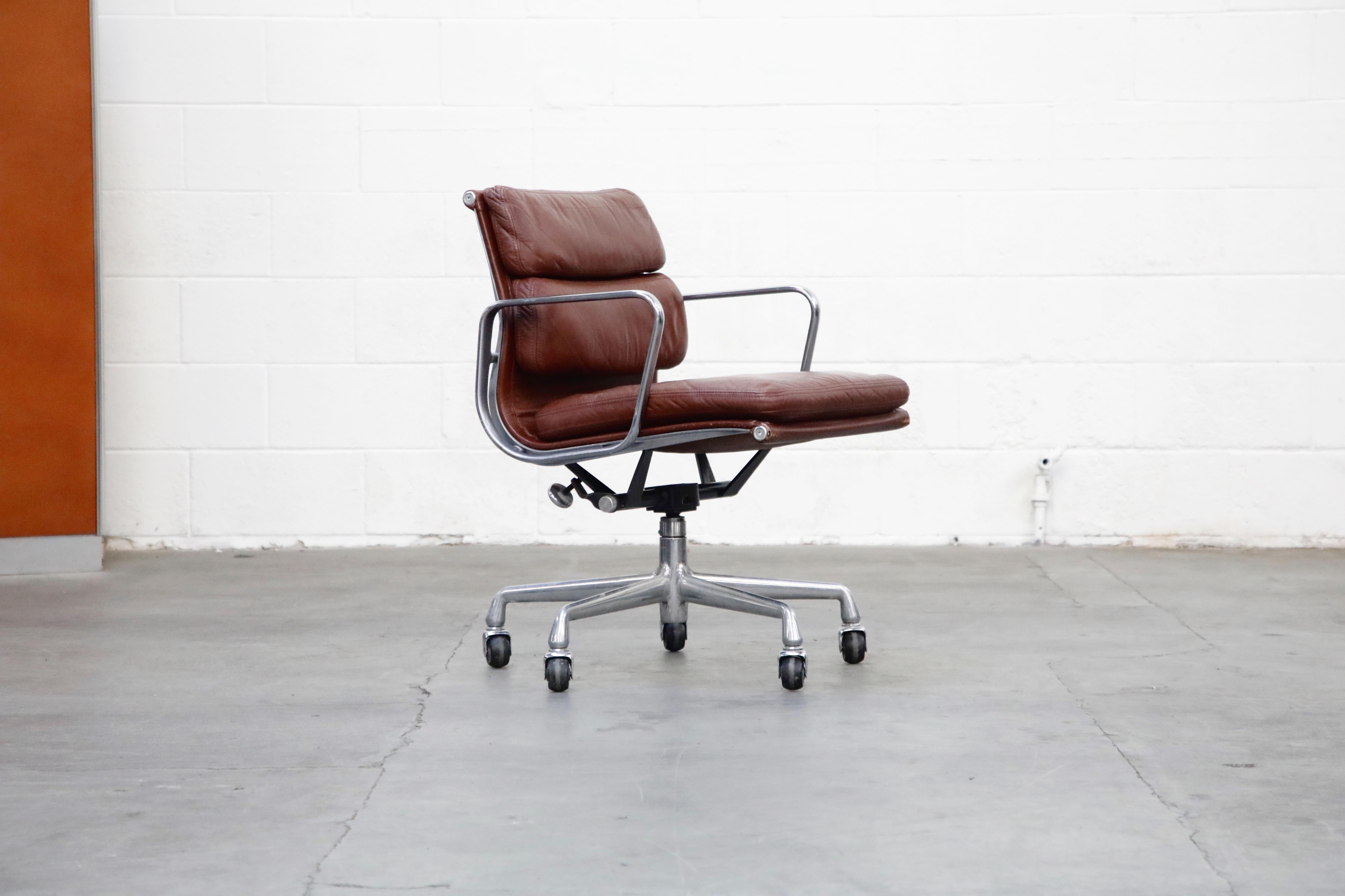 Américain Charles Eames for Herman Miller Brown Leather Soft Pad Management Chair:: Signé