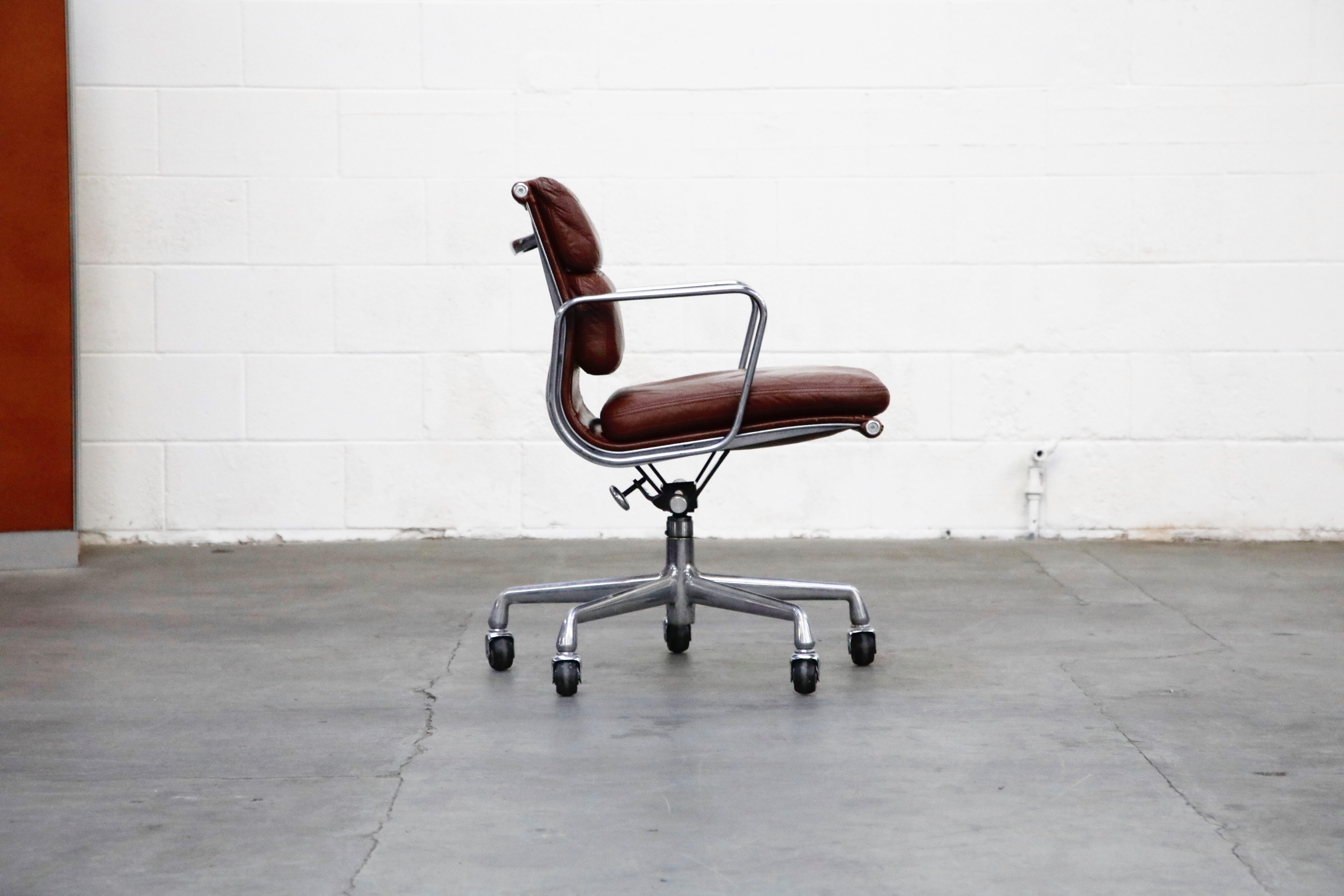 Charles Eames for Herman Miller Brown Leather Soft Pad Management Chair:: Signé Bon état à Los Angeles, CA