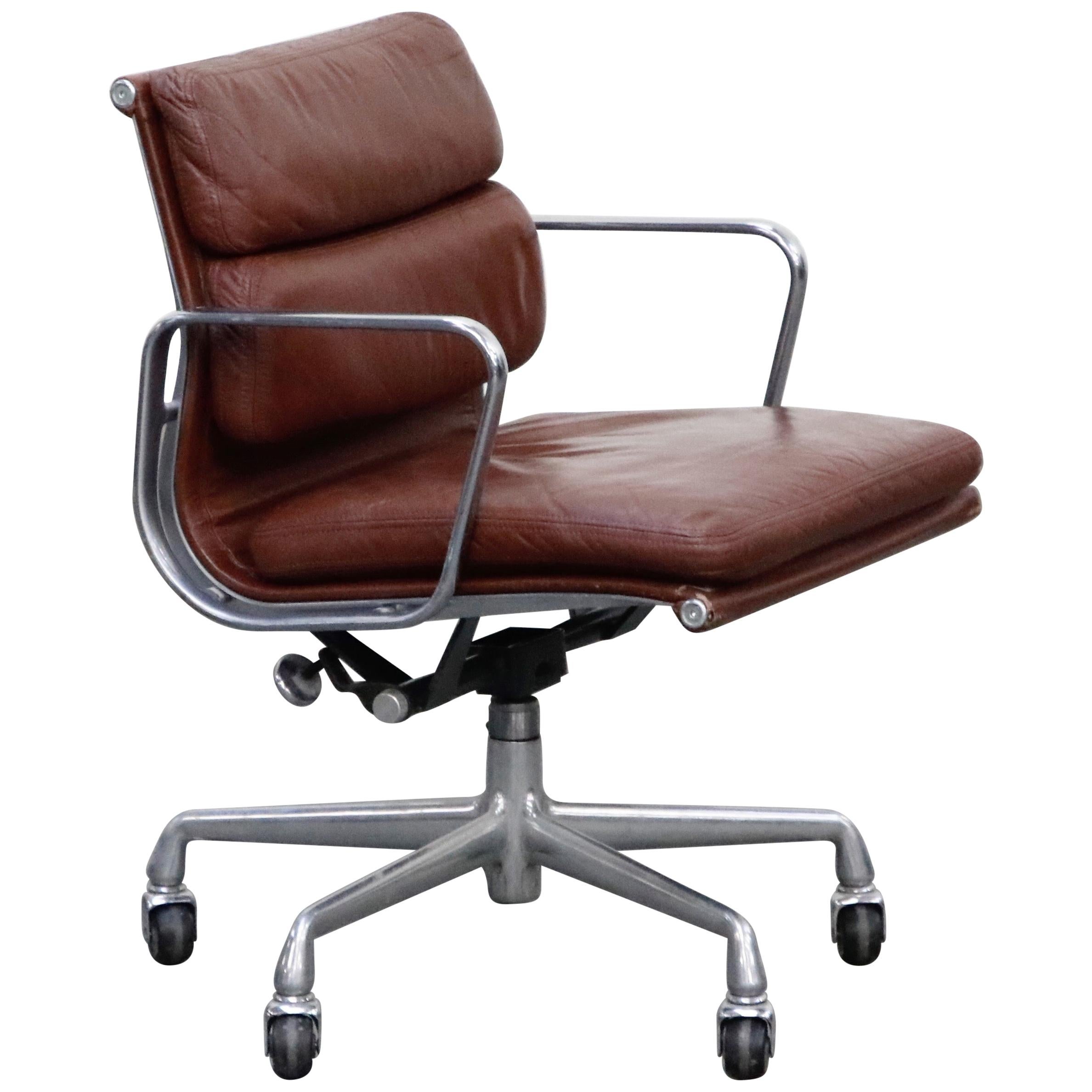 Charles Eames for Herman Miller Brown Leather Soft Pad Management Chair:: Signé