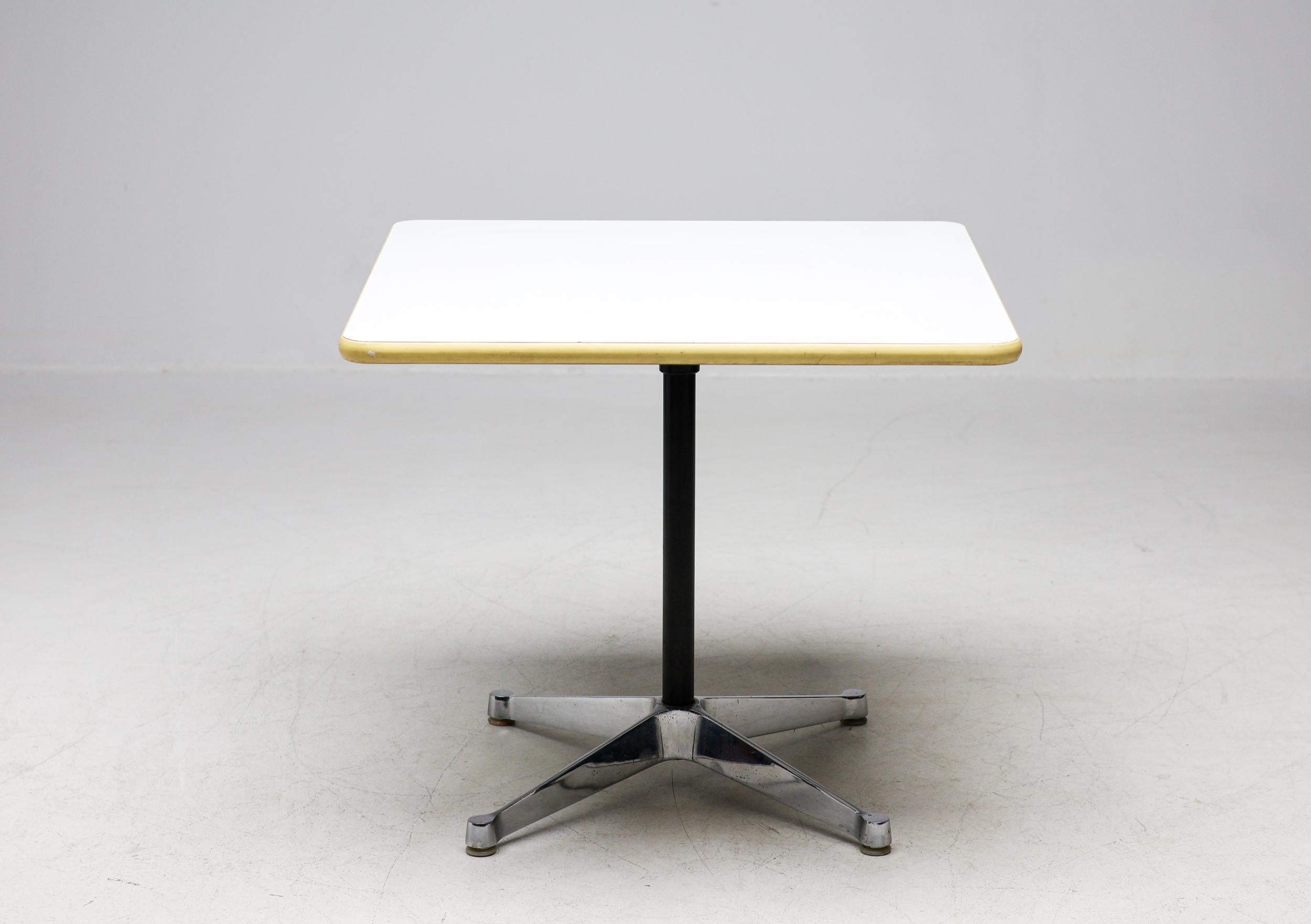 Mesa auxiliar Contract Base, diseñada por Charles and Ray Eames.
Primera versión en aluminio cromado, fabricada por Herman Miller.
Tablero laminado blanco.

Esta mesa auxiliar formaba parte de una enorme colección de muebles y arte de diseño