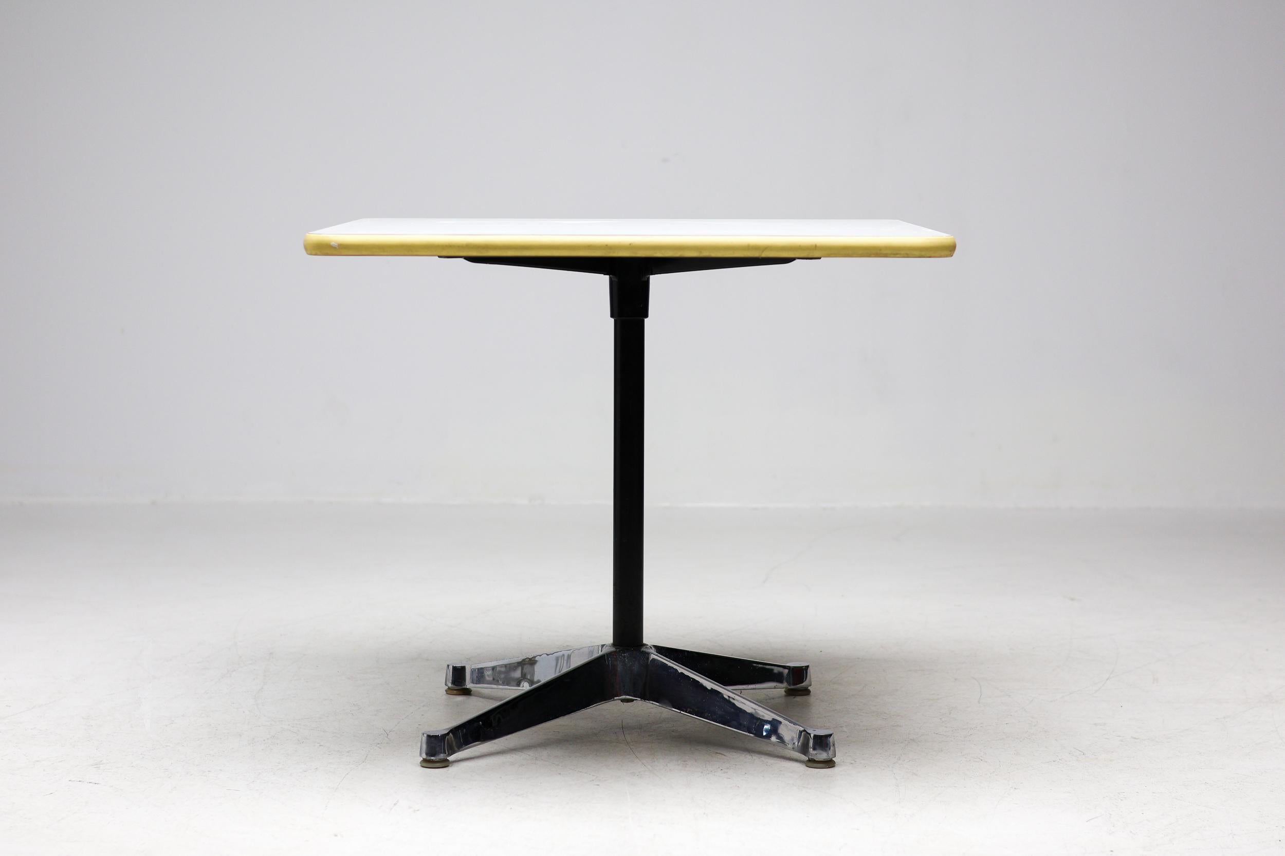 Mesa auxiliar Charles Eames para Herman Miller Contract Base Estadounidense en venta