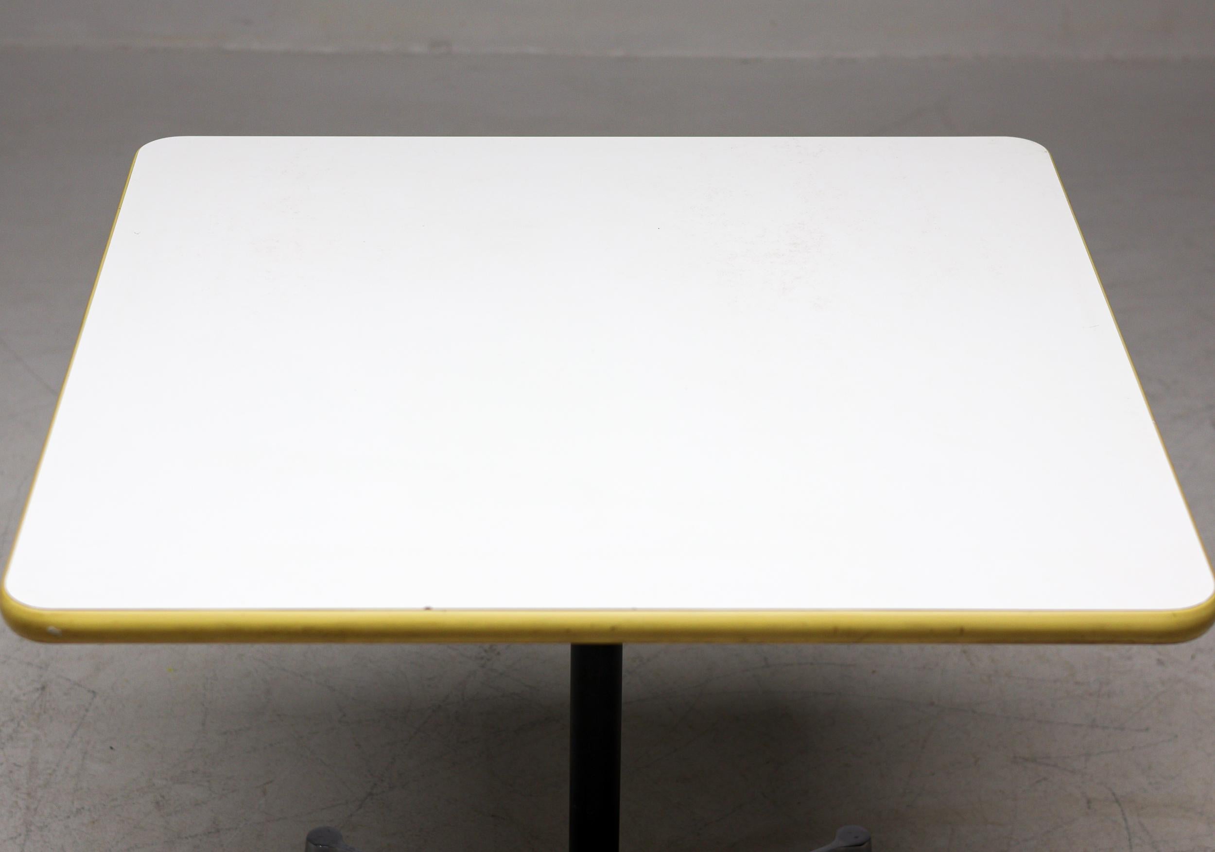 Mesa auxiliar Charles Eames para Herman Miller Contract Base en Bastante bueno estado para la venta en Dronten, NL