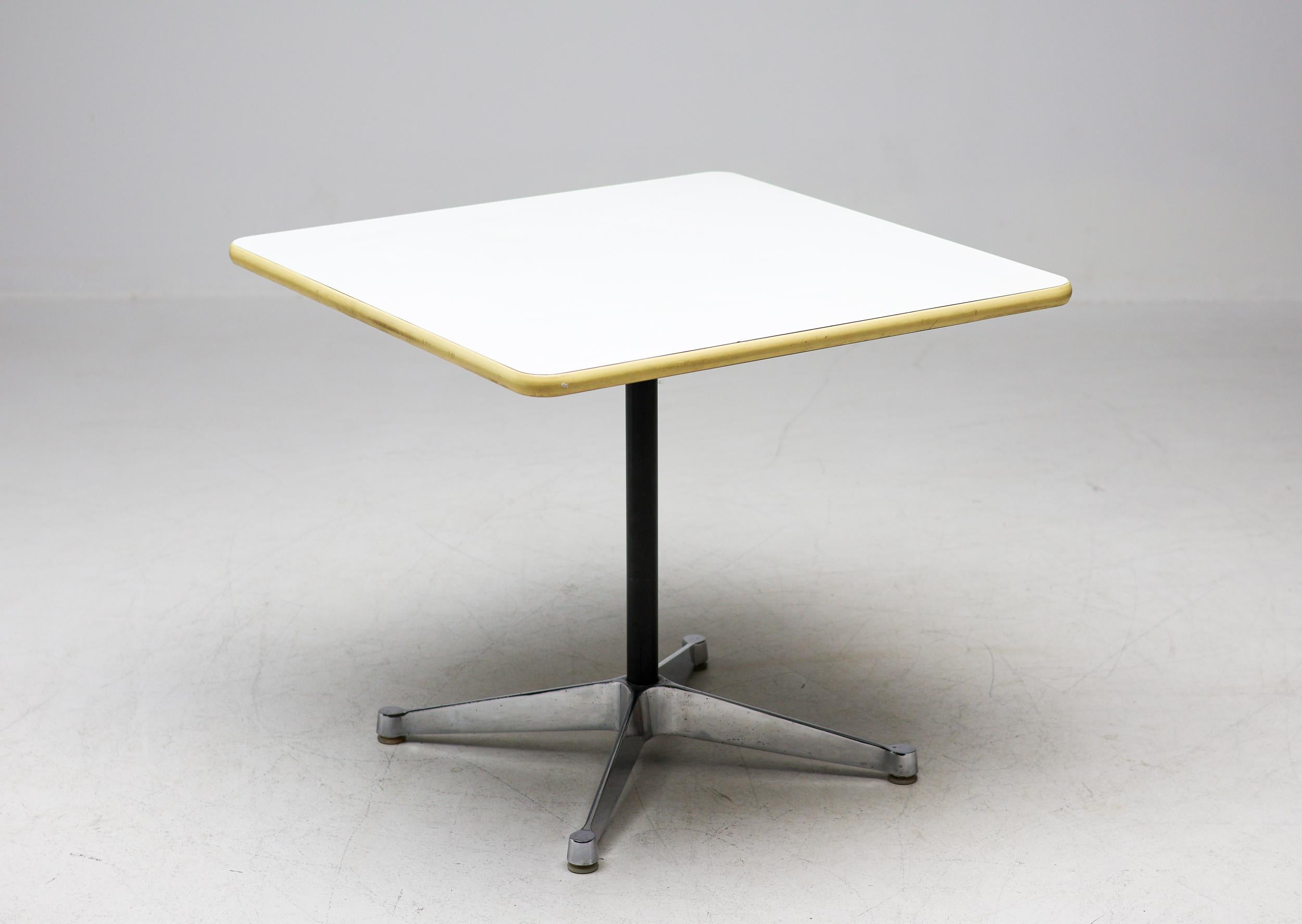Mesa auxiliar Charles Eames para Herman Miller Contract Base mediados del siglo XX en venta