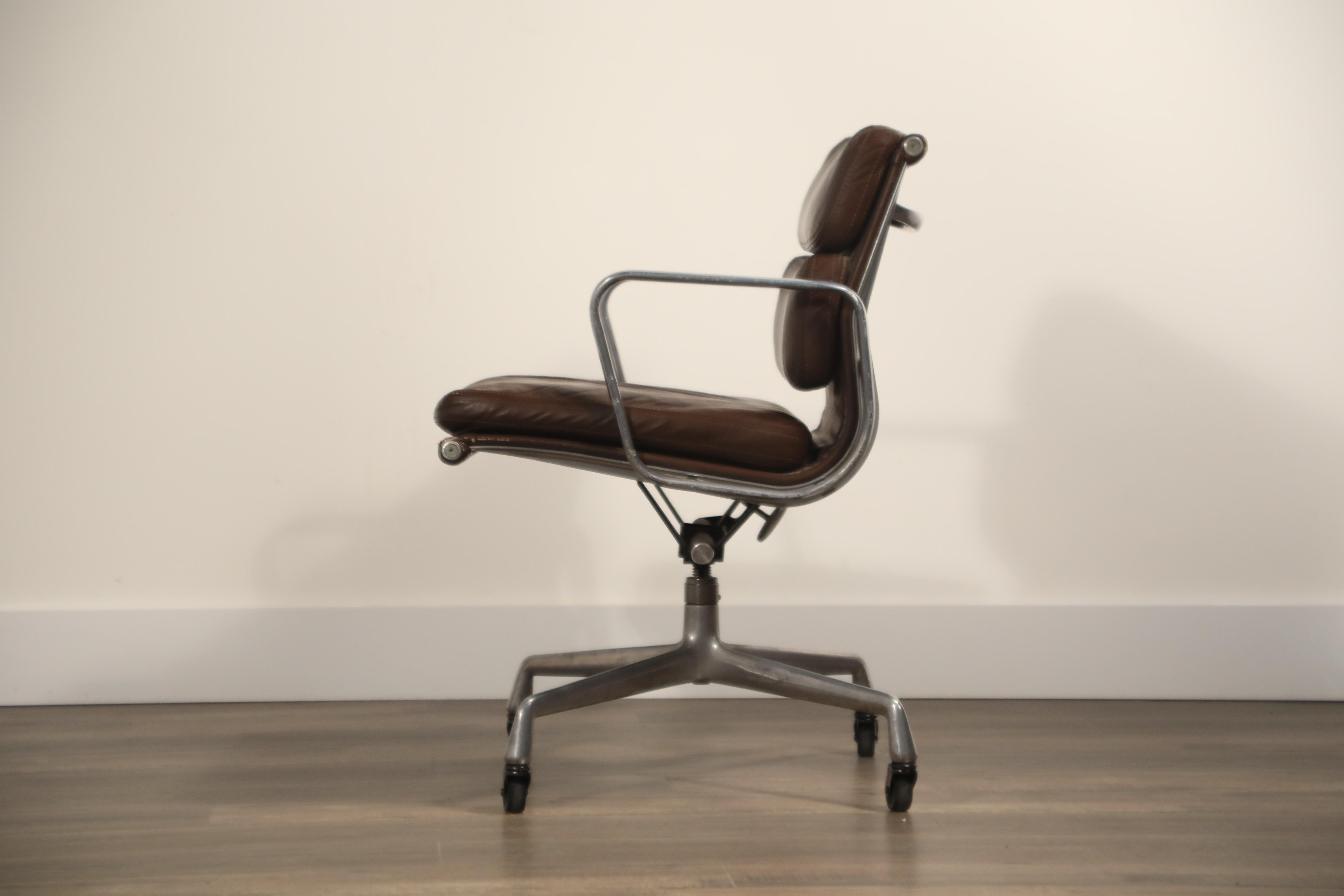 Américain Charles Eames for Herman Miller Dark Brown Soft Pad Management Chair:: circa 1970