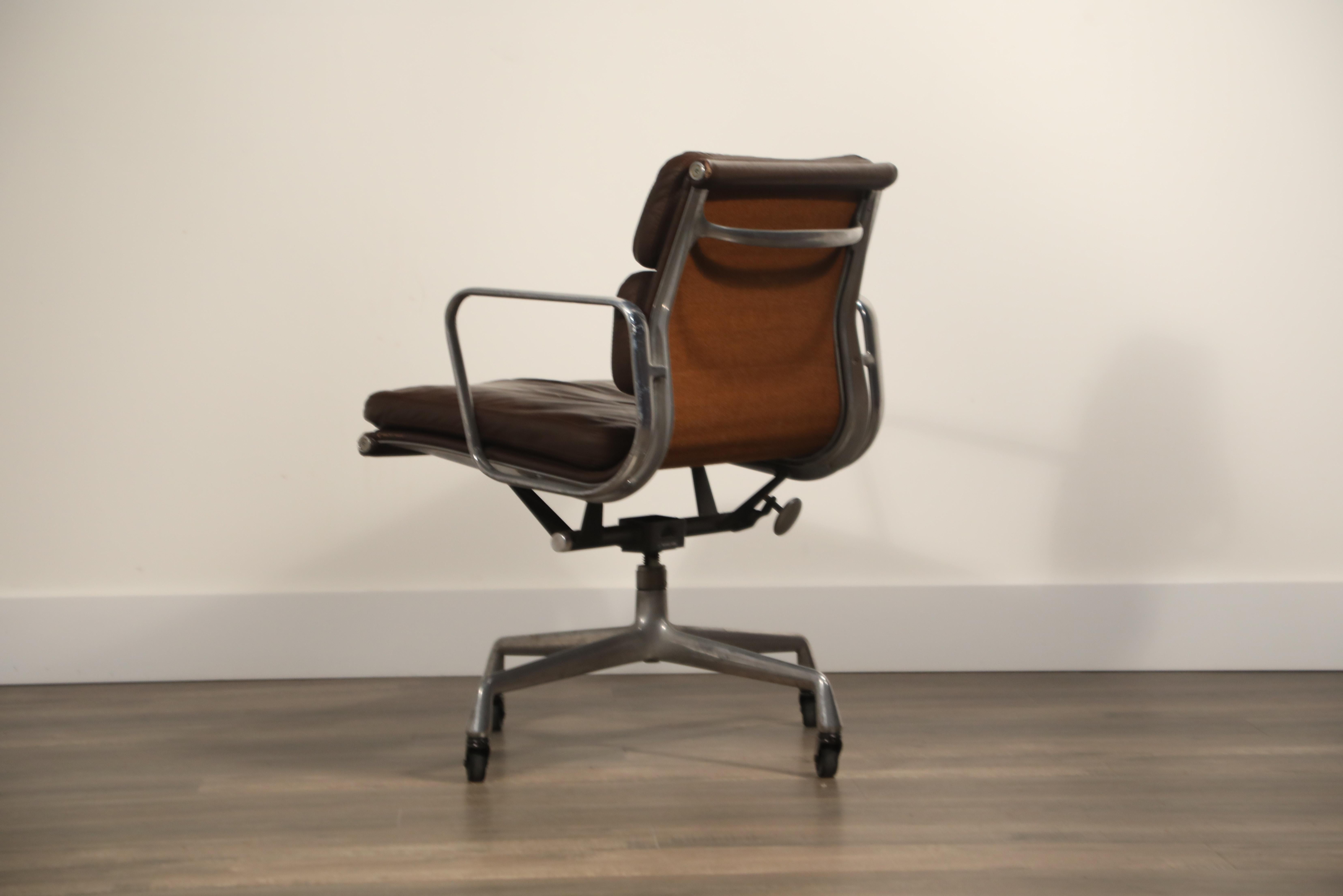 Charles Eames for Herman Miller Dark Brown Soft Pad Management Chair, circa 1970 In Good Condition In Los Angeles, CA