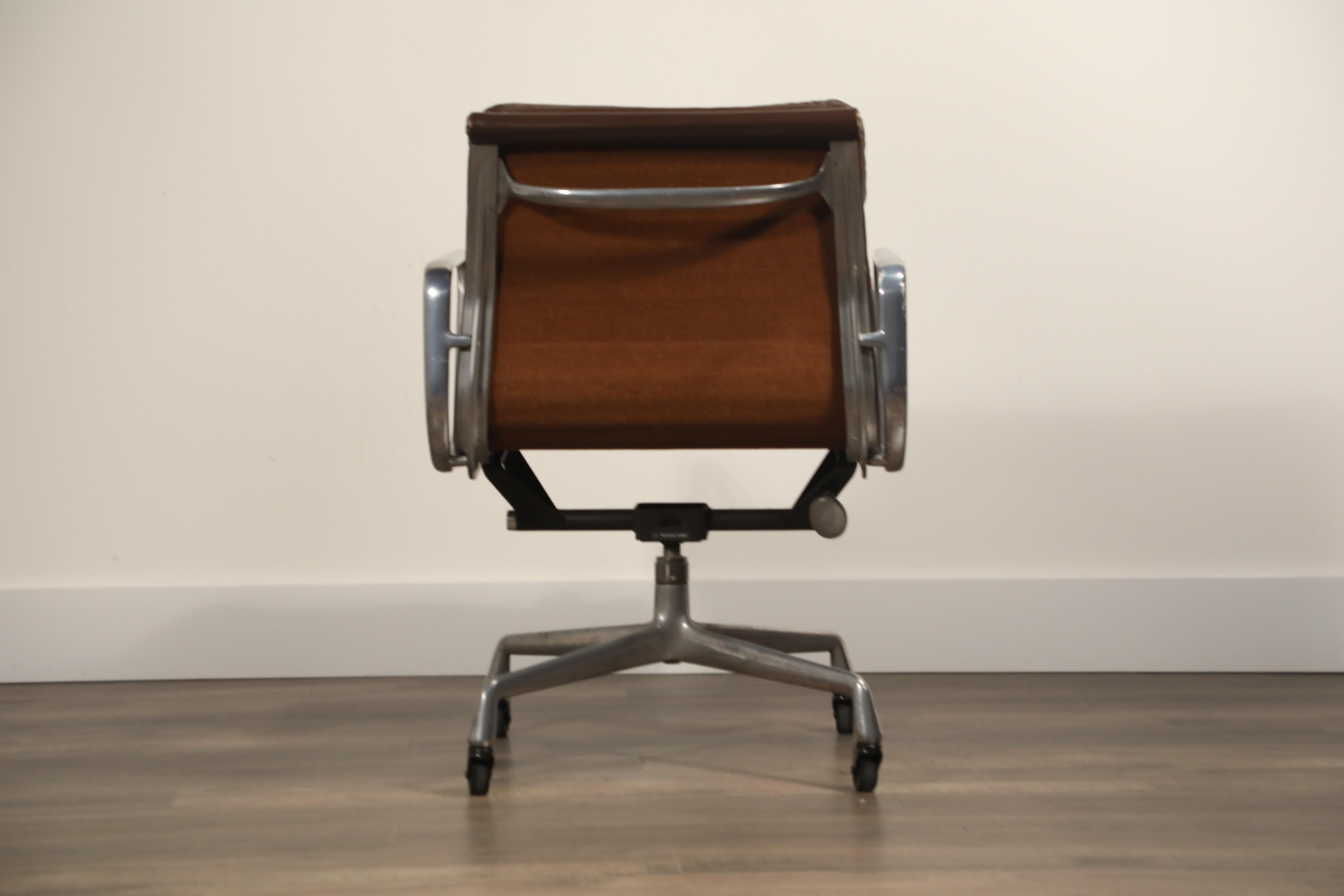 Fin du 20e siècle Charles Eames for Herman Miller Dark Brown Soft Pad Management Chair:: circa 1970