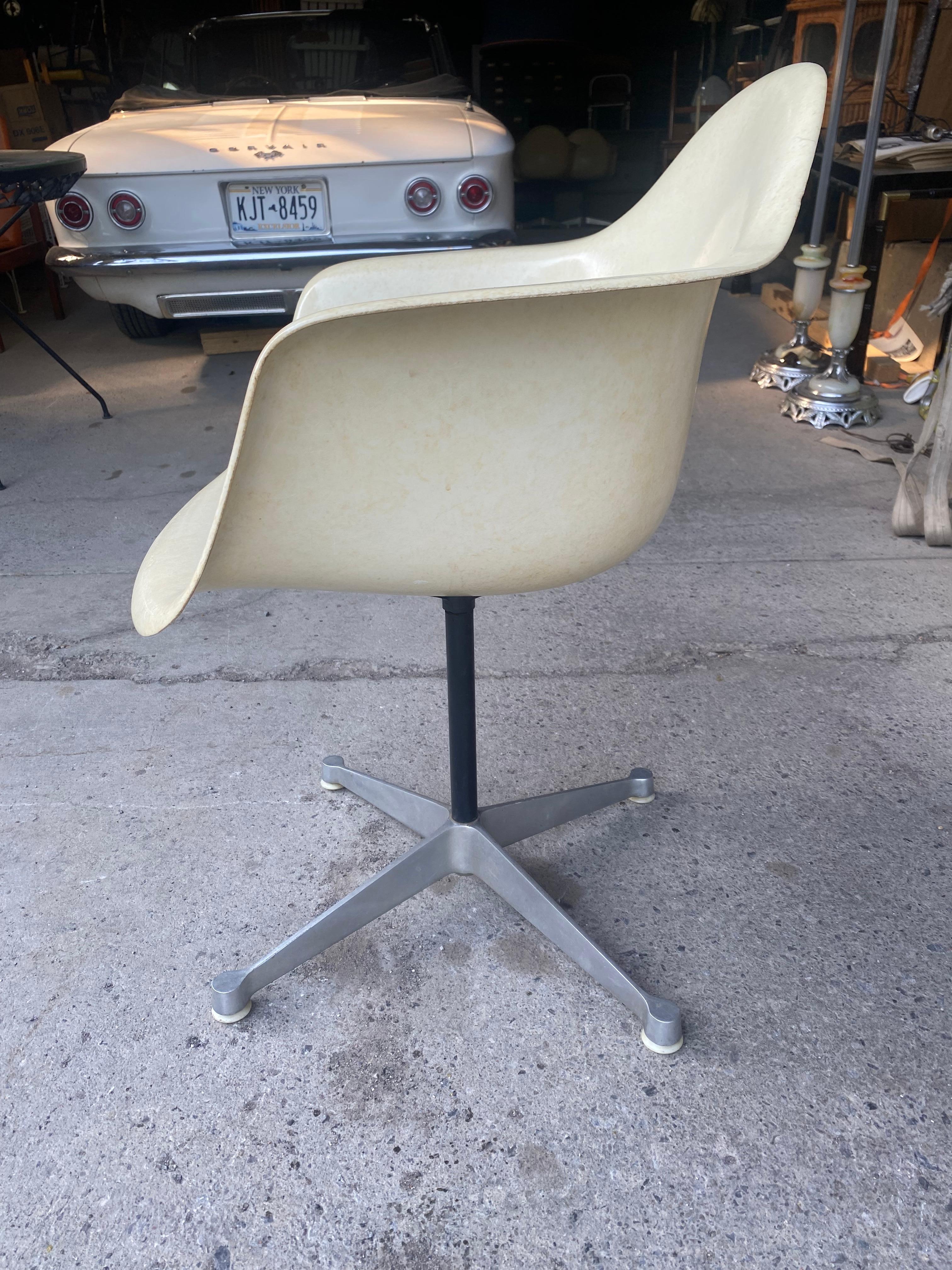 Charles Eames for Herman Miller Fiberglass Swivel Dining Chairs / modern white 4