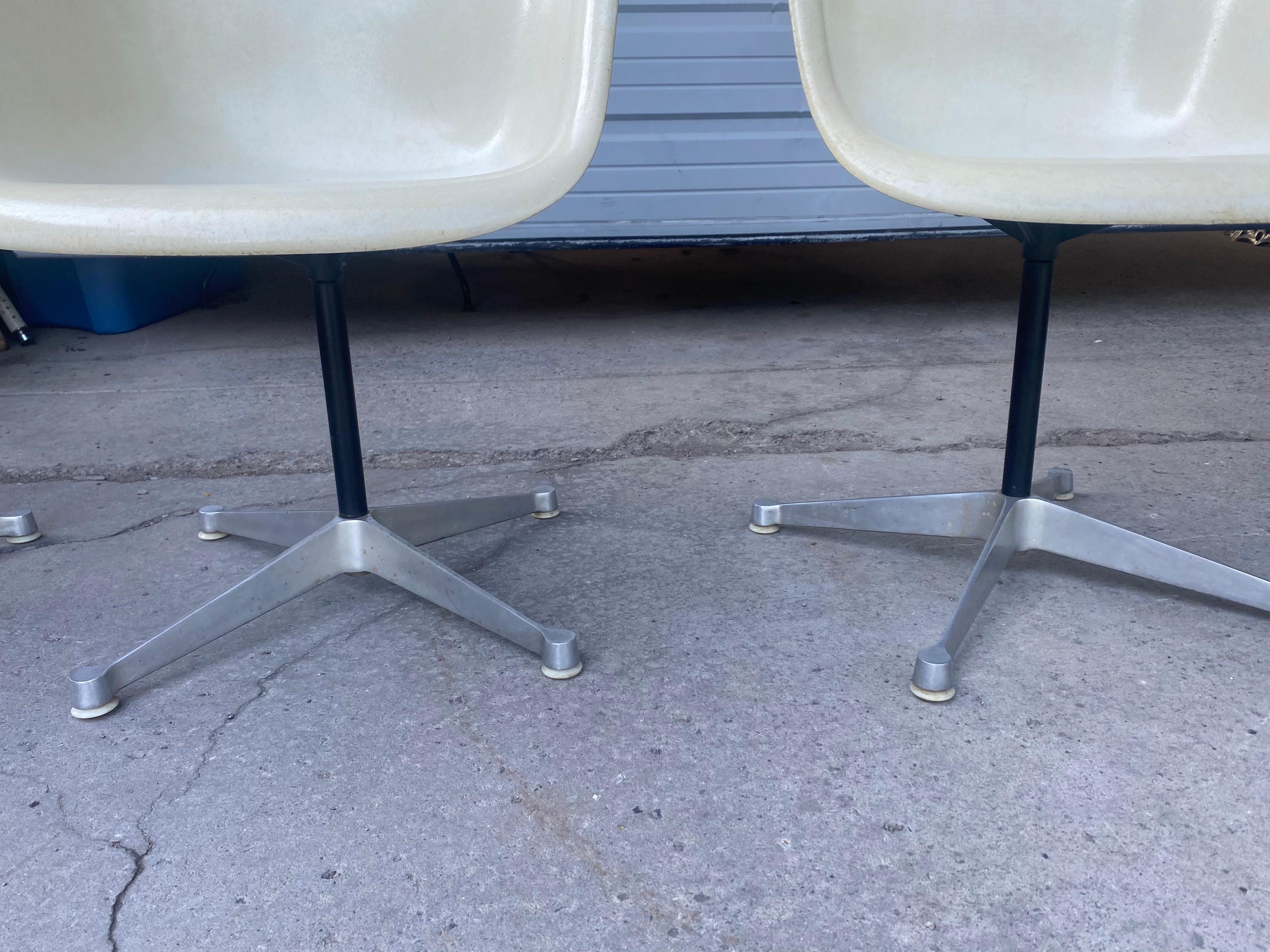 Charles Eames for Herman Miller Fiberglass Swivel Dining Chairs / modern white In Good Condition In Buffalo, NY