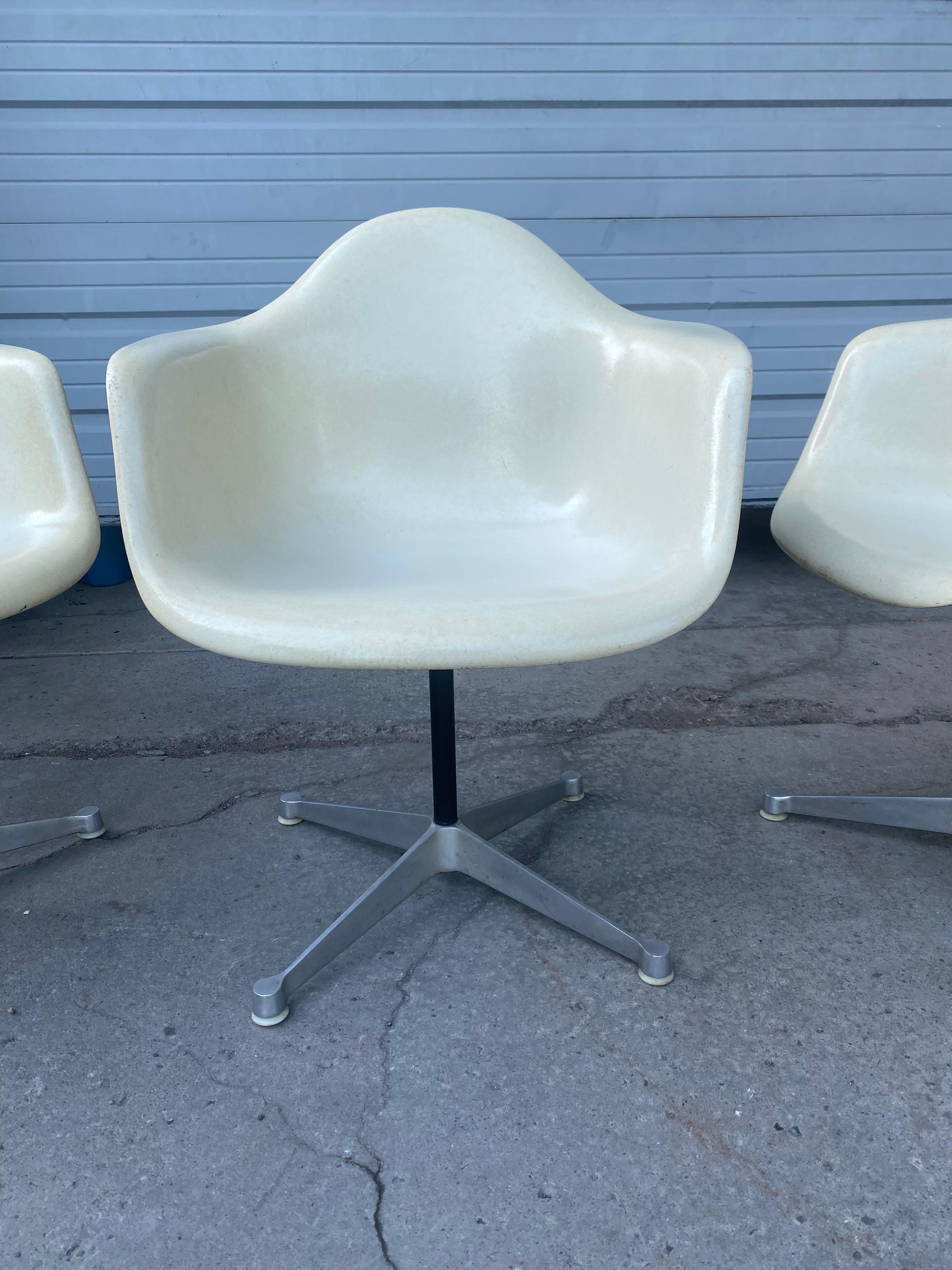 Mid-20th Century Charles Eames for Herman Miller Fiberglass Swivel Dining Chairs / modern white