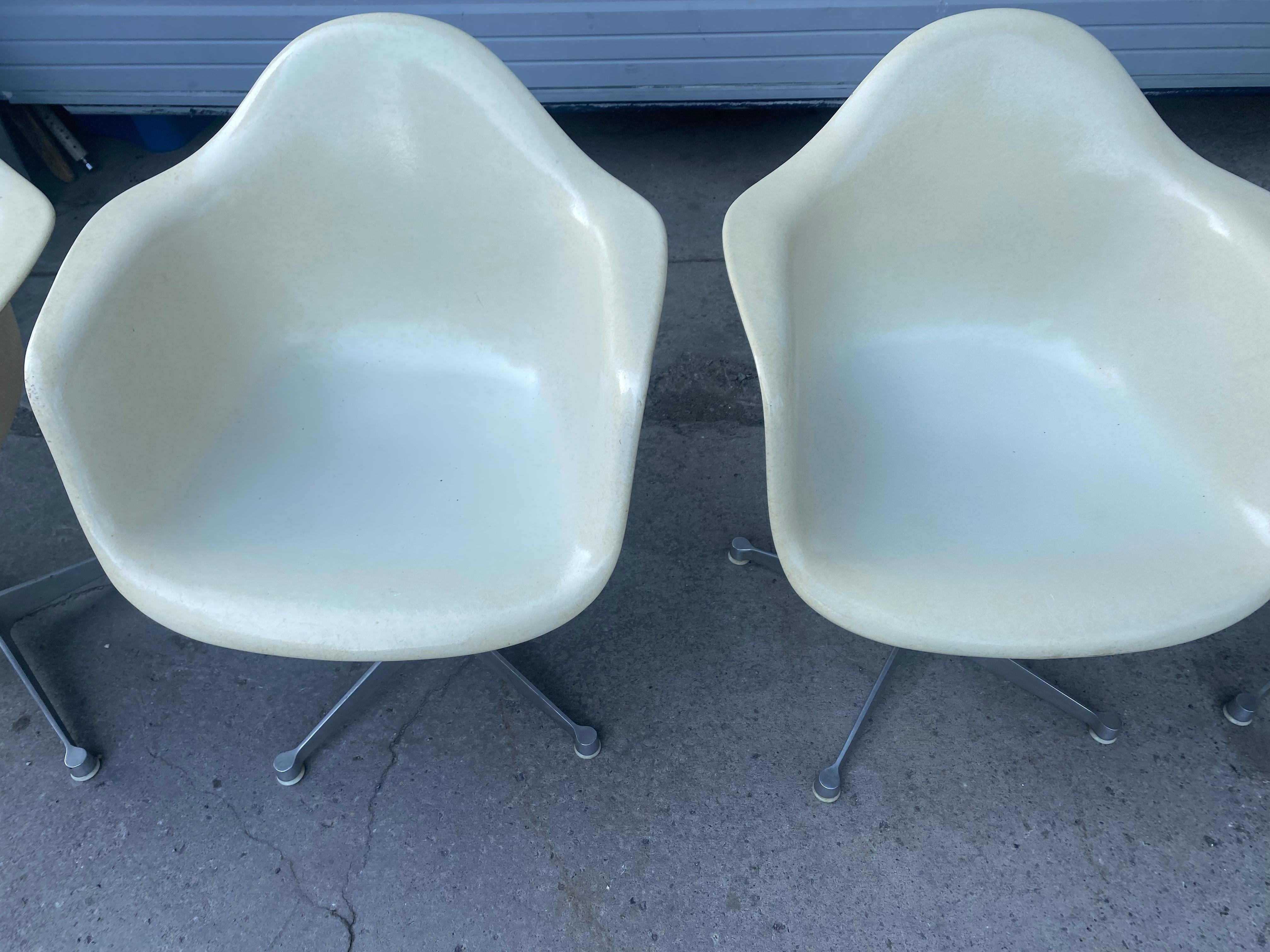 Charles Eames for Herman Miller Fiberglass Swivel Dining Chairs / modern white 1