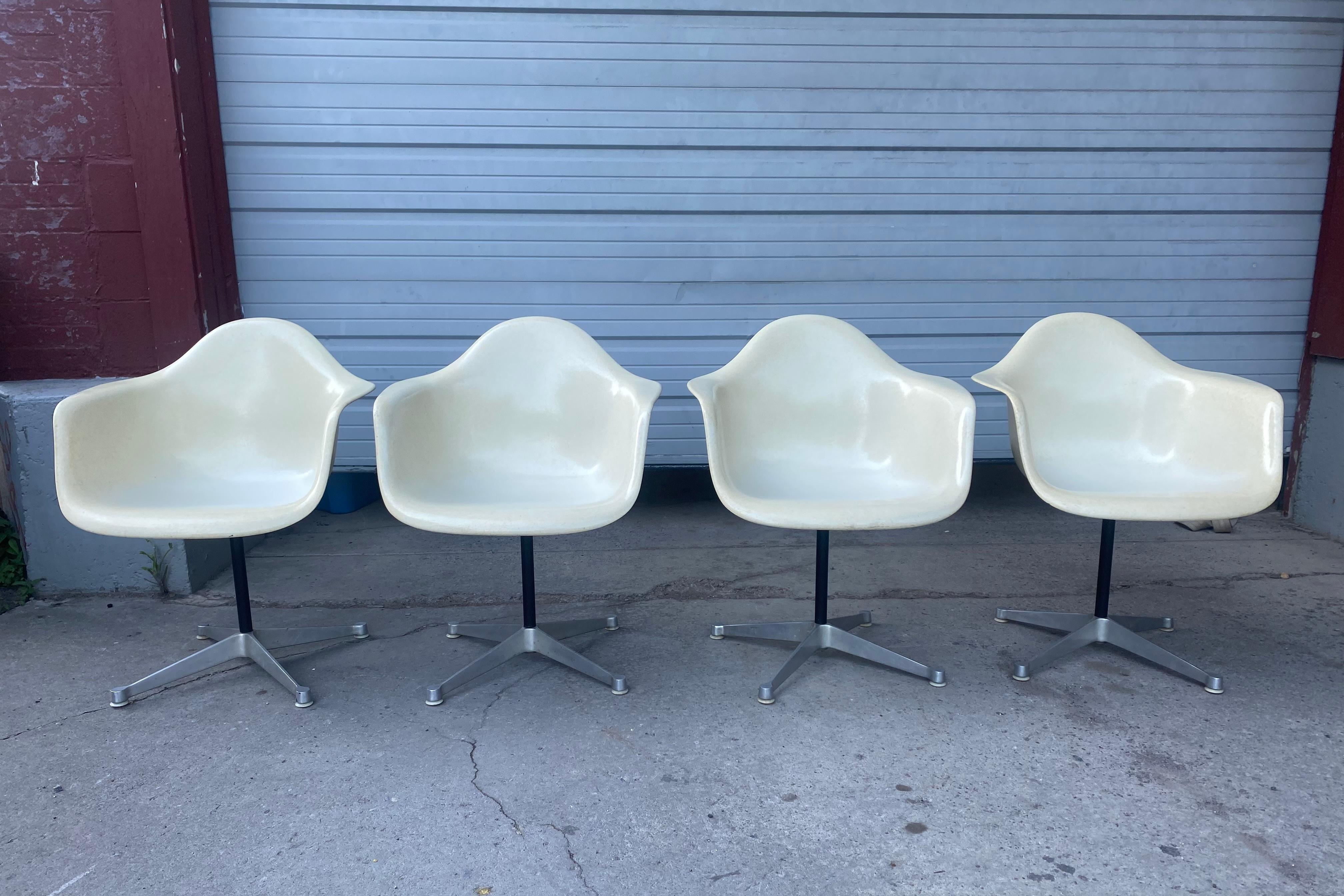 Charles Eames for Herman Miller Fiberglass Swivel Dining Chairs / modern white 2