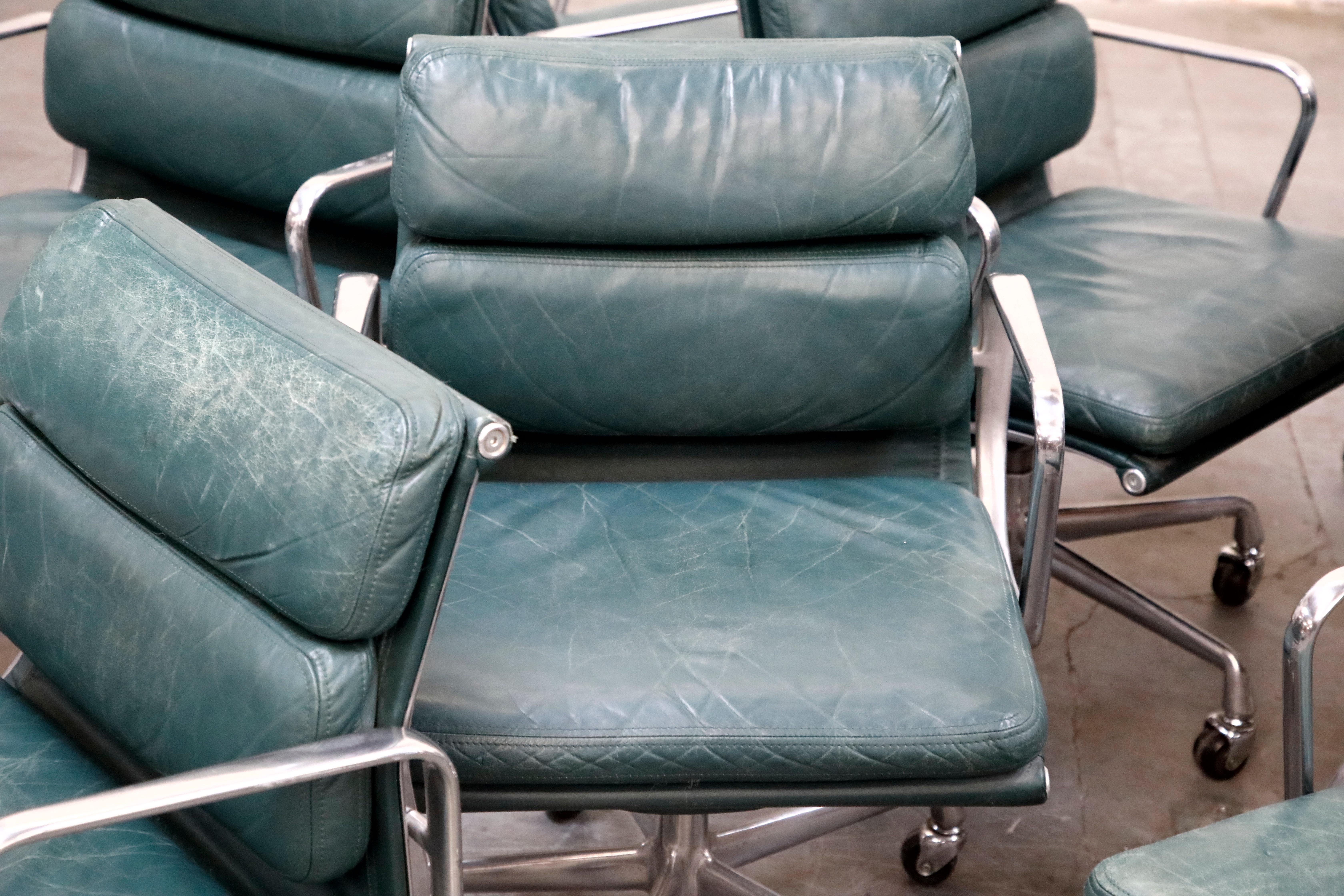 Charles Eames for Herman Miller Green Leather Soft Pad Management Chair:: Signé 11