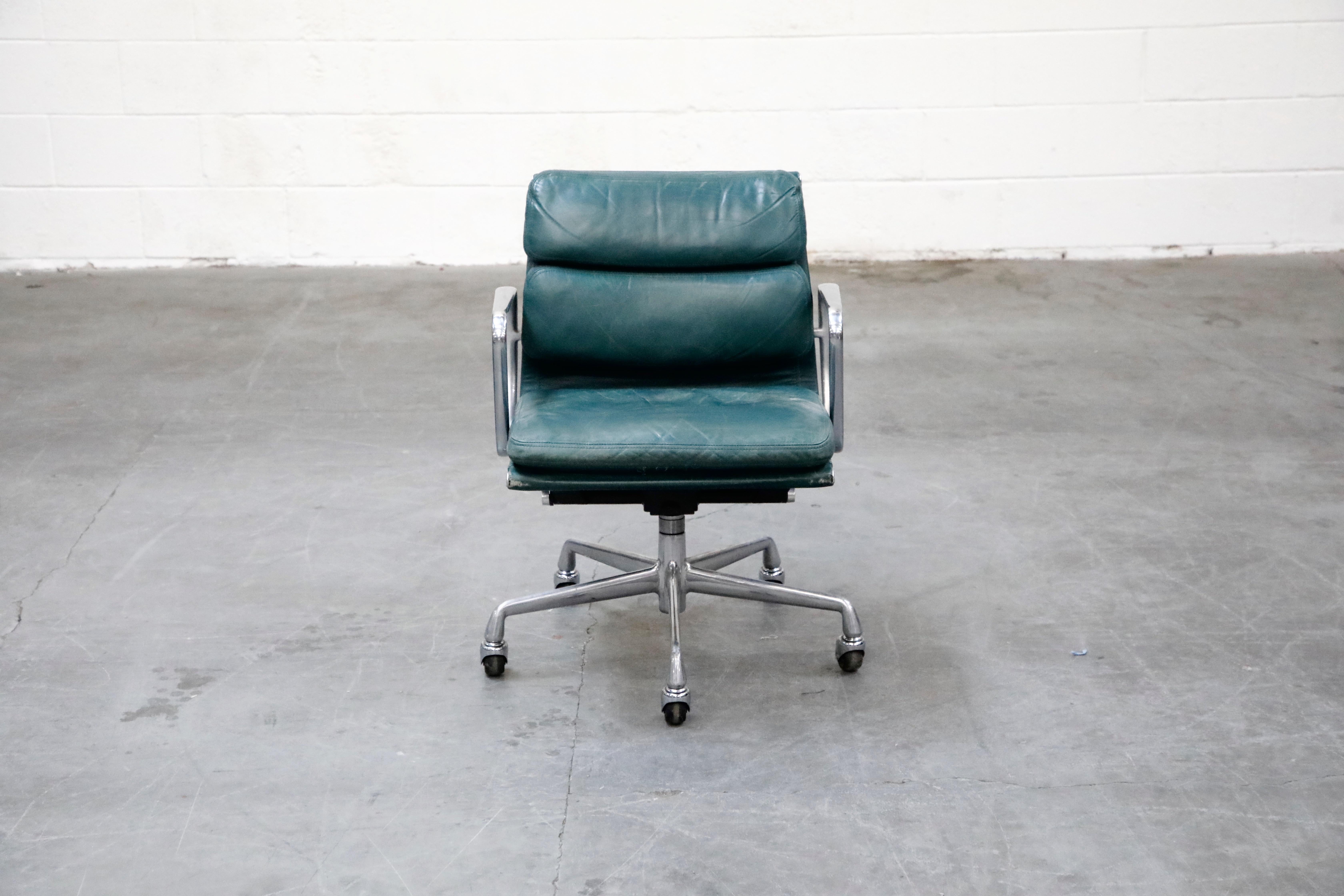 Chaise de bureau en cuir 'Soft Pad' de la ligne Aluminum Group:: conçue par Charles et Ray Eames pour Herman Miller:: à collectionner et à rechercher. Il est recouvert de cuir vert d'origine et repose sur une base et un cadre en aluminium à cinq