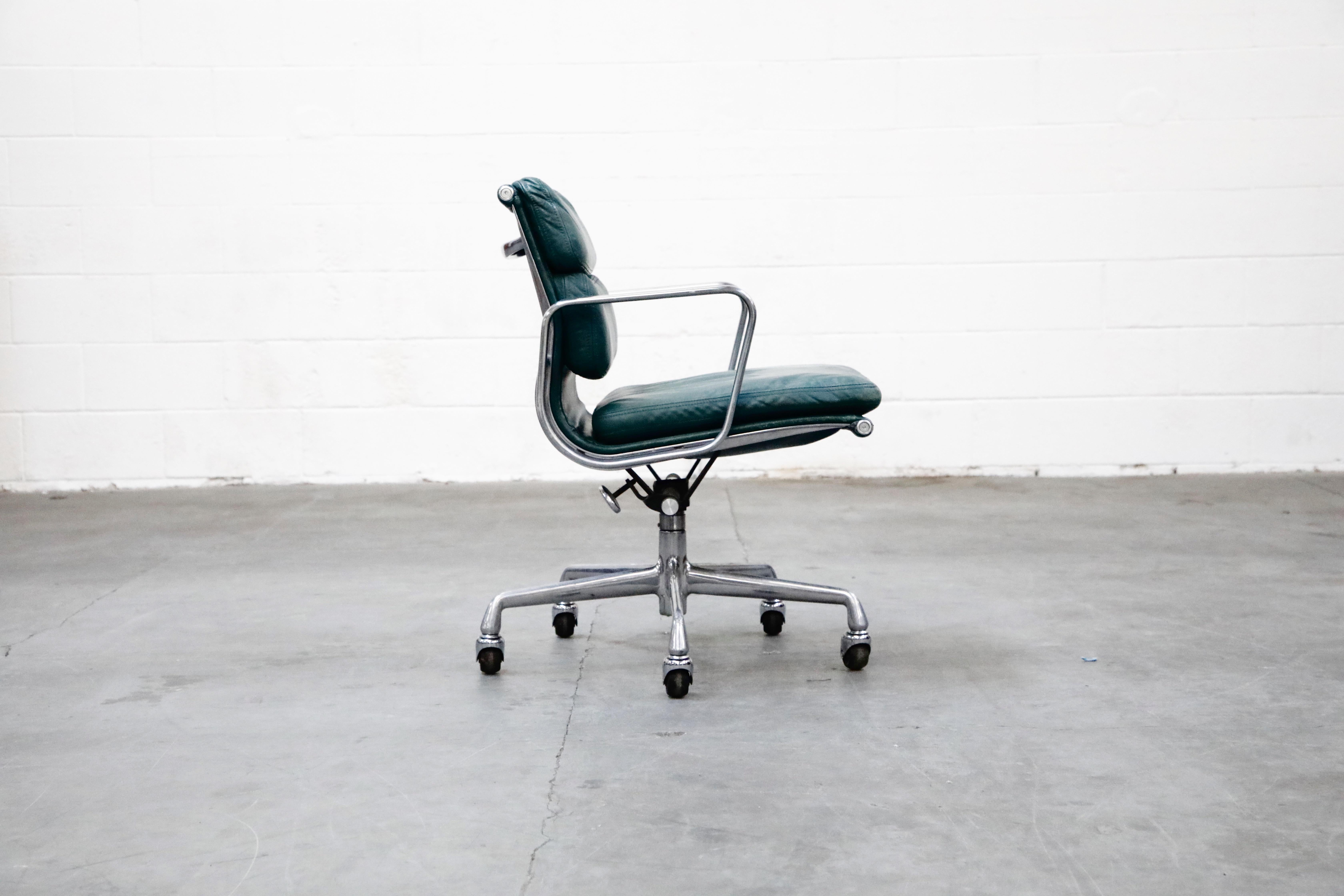 Américain Charles Eames for Herman Miller Green Leather Soft Pad Management Chair:: Signé